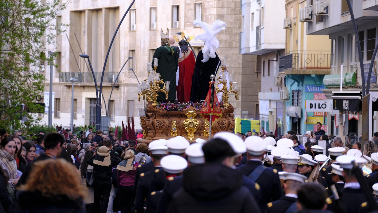 Coronación desaría al viento en su estación de Penitencia