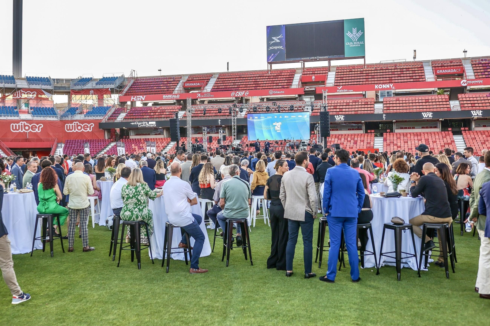 Los Cármenes reúnen a 1200 personas en la celebración de los diez años de reuniones del Club Cámara Granada, en imágenes