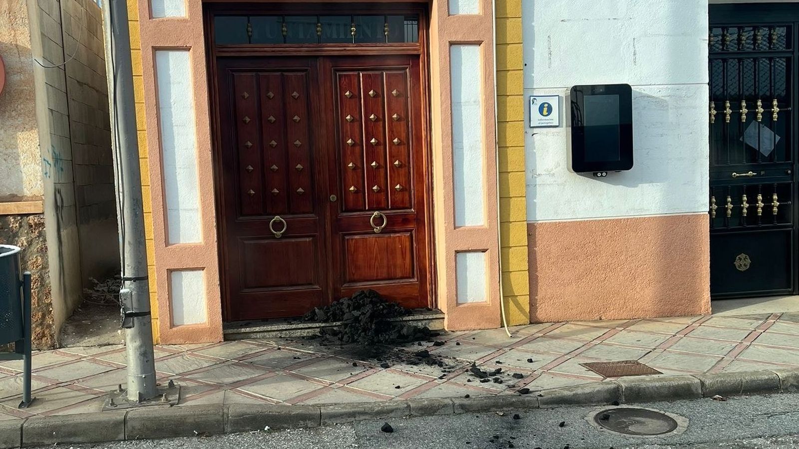 Carbón en la puerta del Ayuntamiento de Alquife