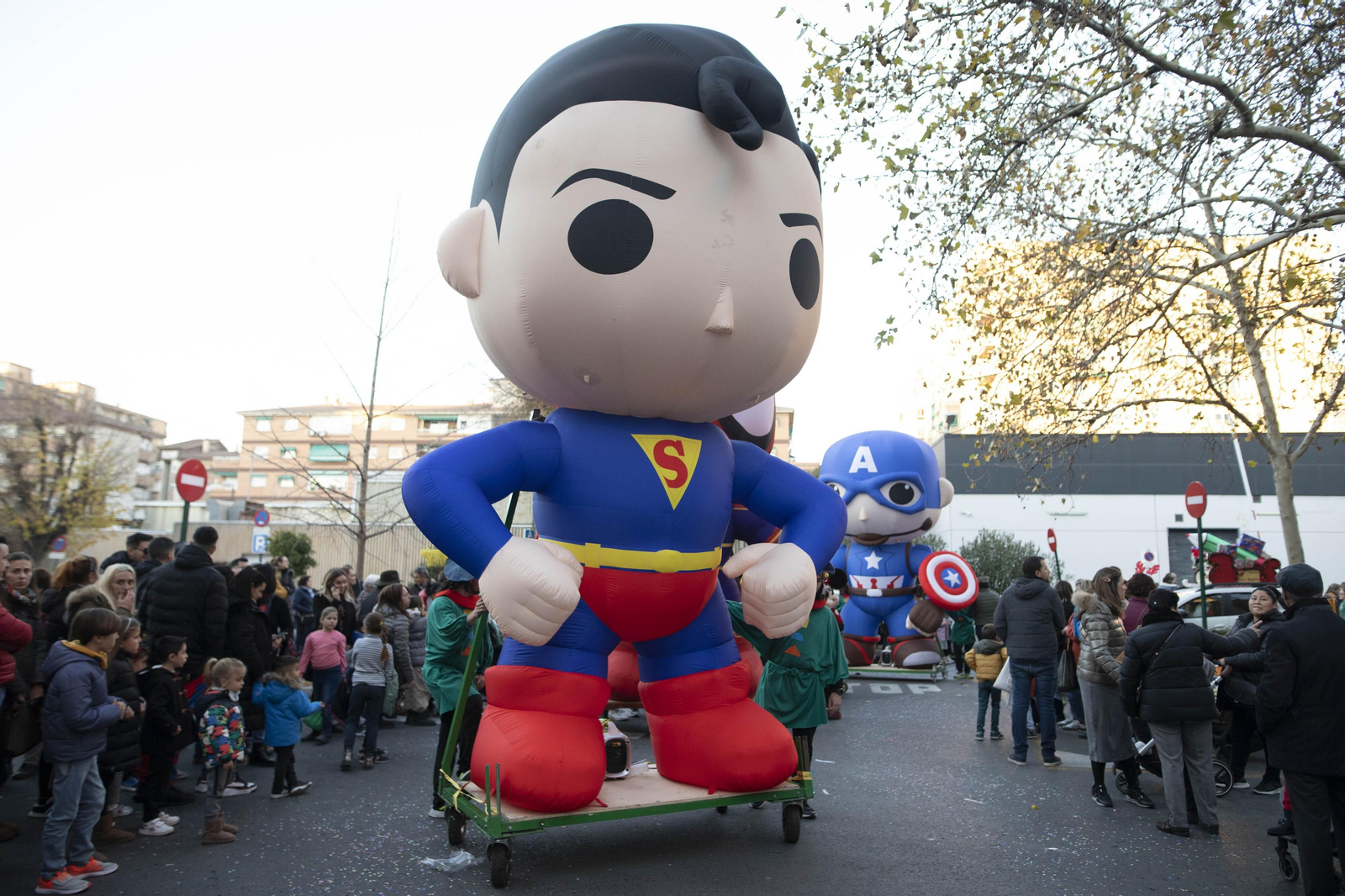 Así ha sido la cabalgata de Papa Noel por Granada