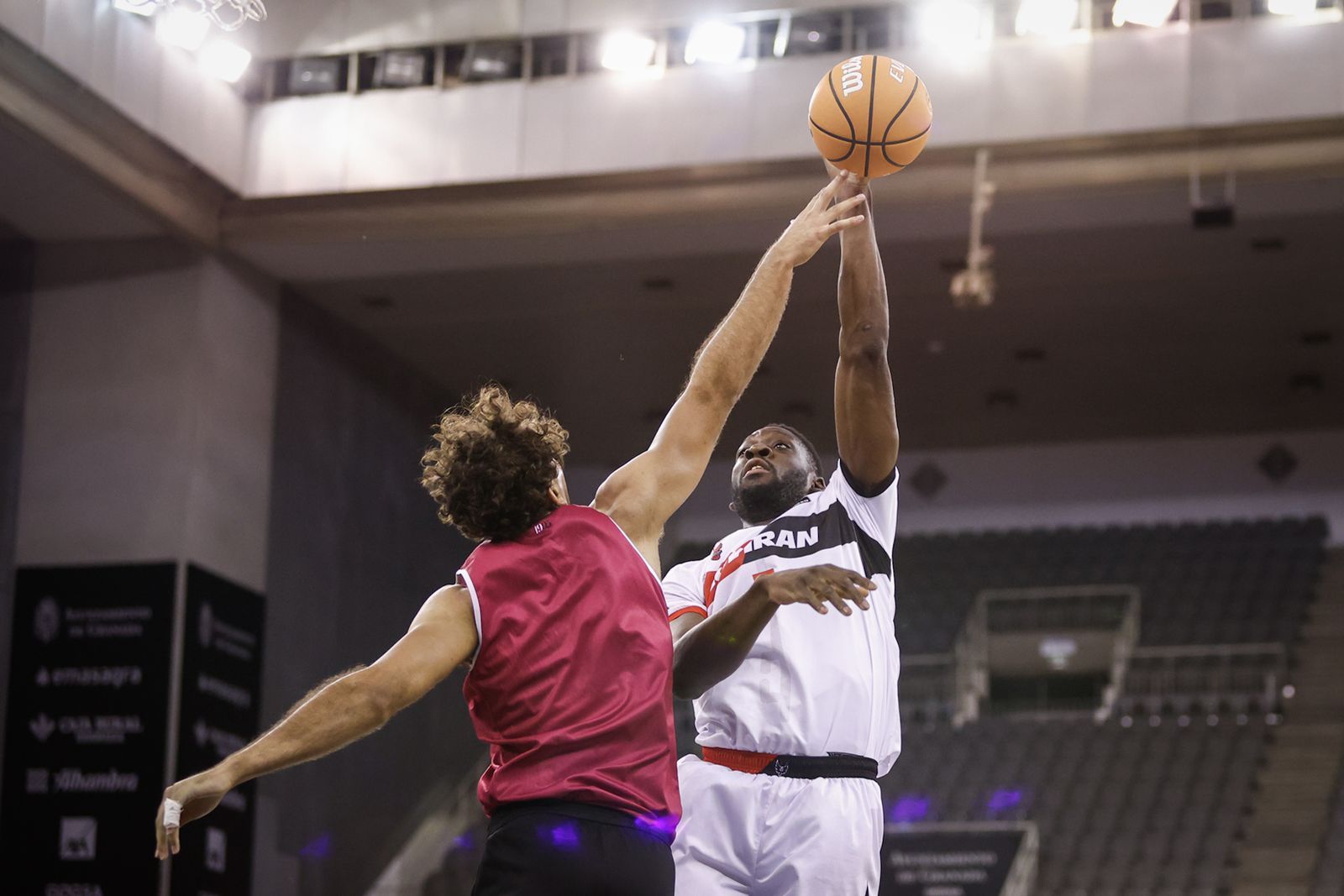 Acción ofensiva de Babatunde en un partido de esta campaña