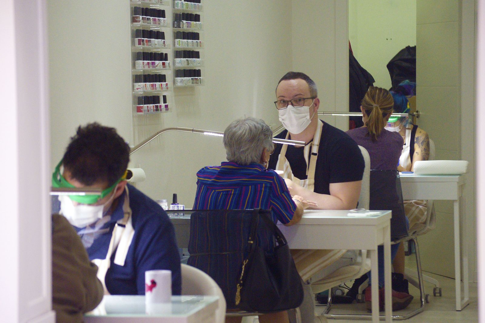 Fotos de gente con mascarillas en La Linea