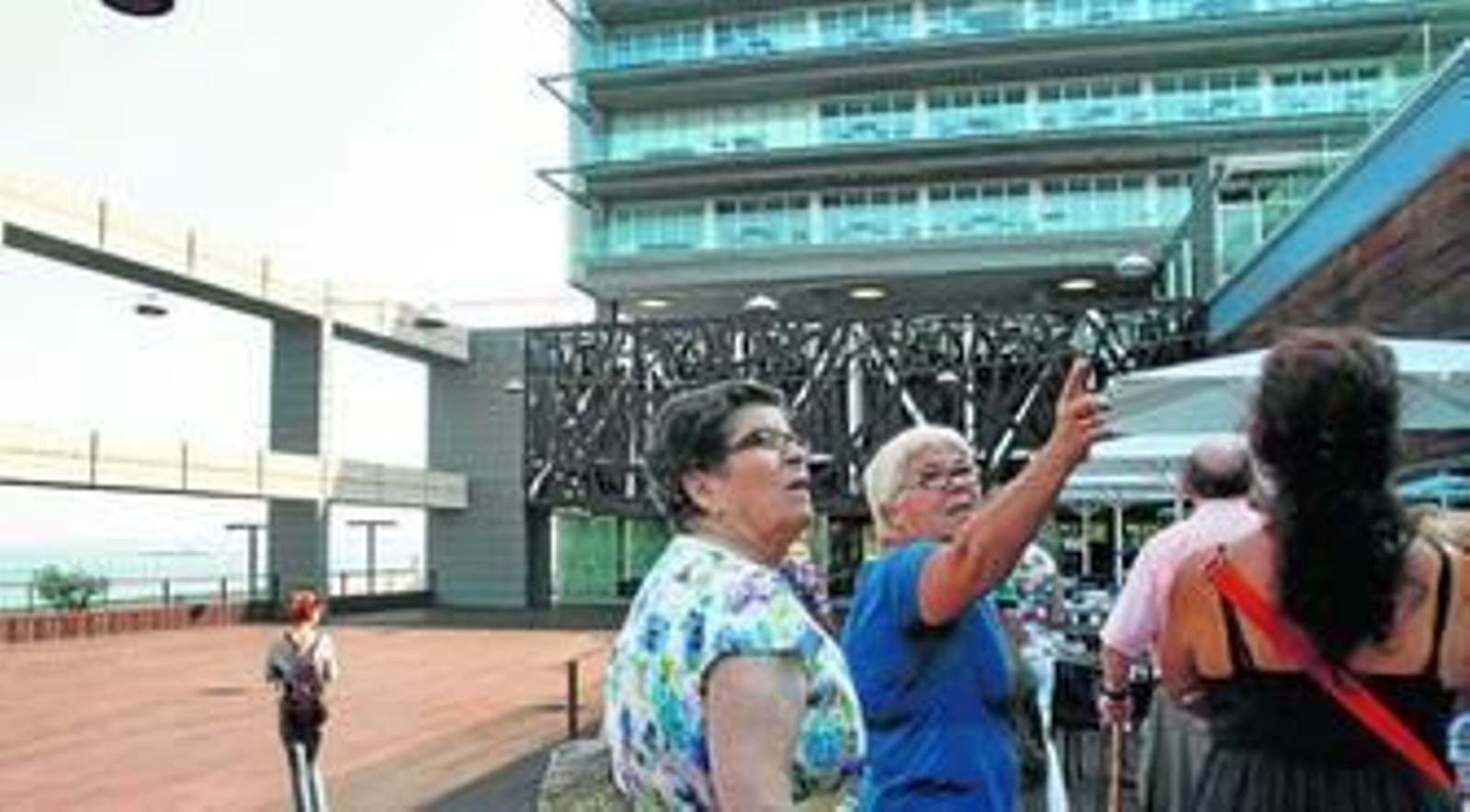 Los primeros ciudadanos que ayer visitaron el hotel Atlántico contemplan la estructura del edificio que asoma al paseo de Santa Bárbara.