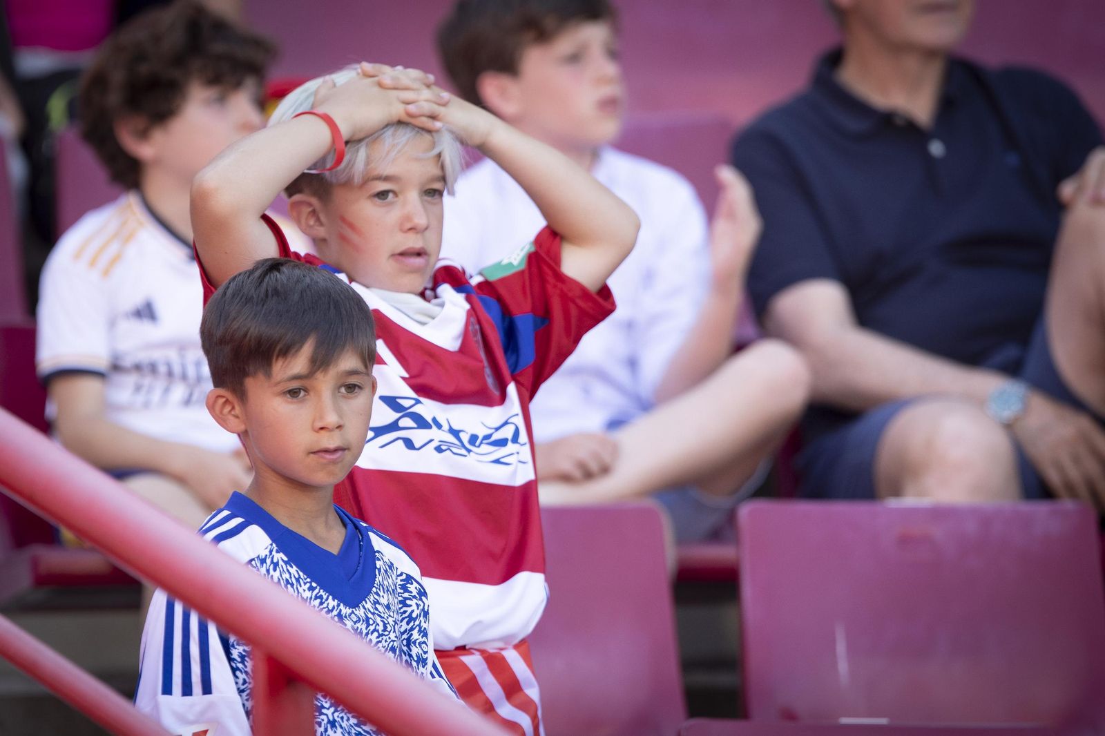 Encuéntrate en la grada de Los Cármenes en el Granada-Castellón