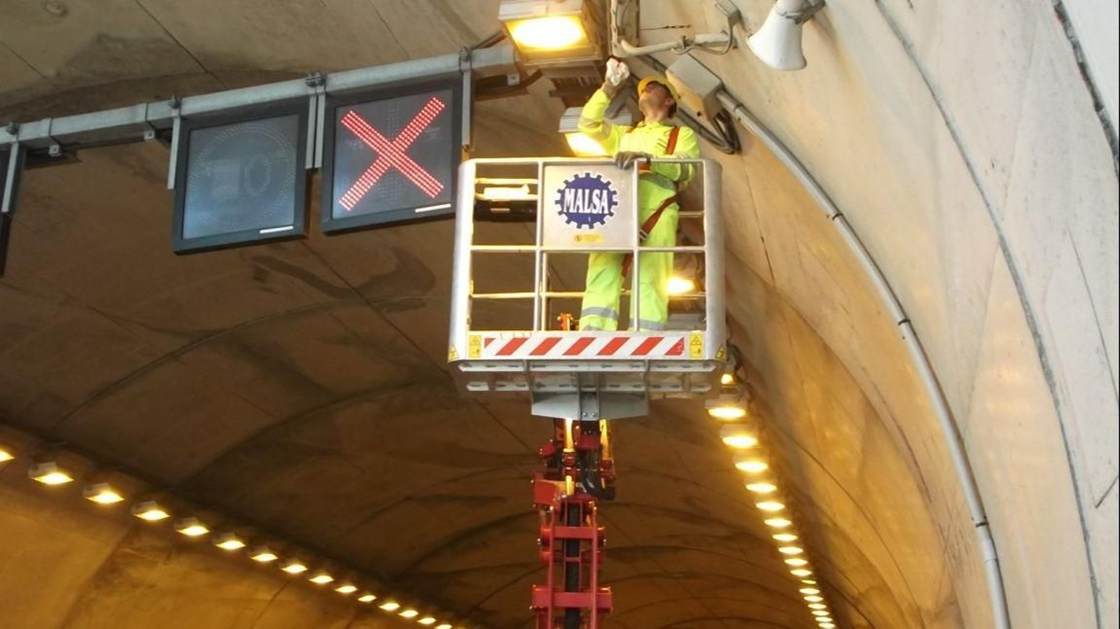 Autovía A-4 pk 248+600. Mantenimiento de luminarias en el túnel (Despeñaperros). Autovía A-4 pk 248+600. Mantenimiento de luminarias en el túnel (Despeñaperros).