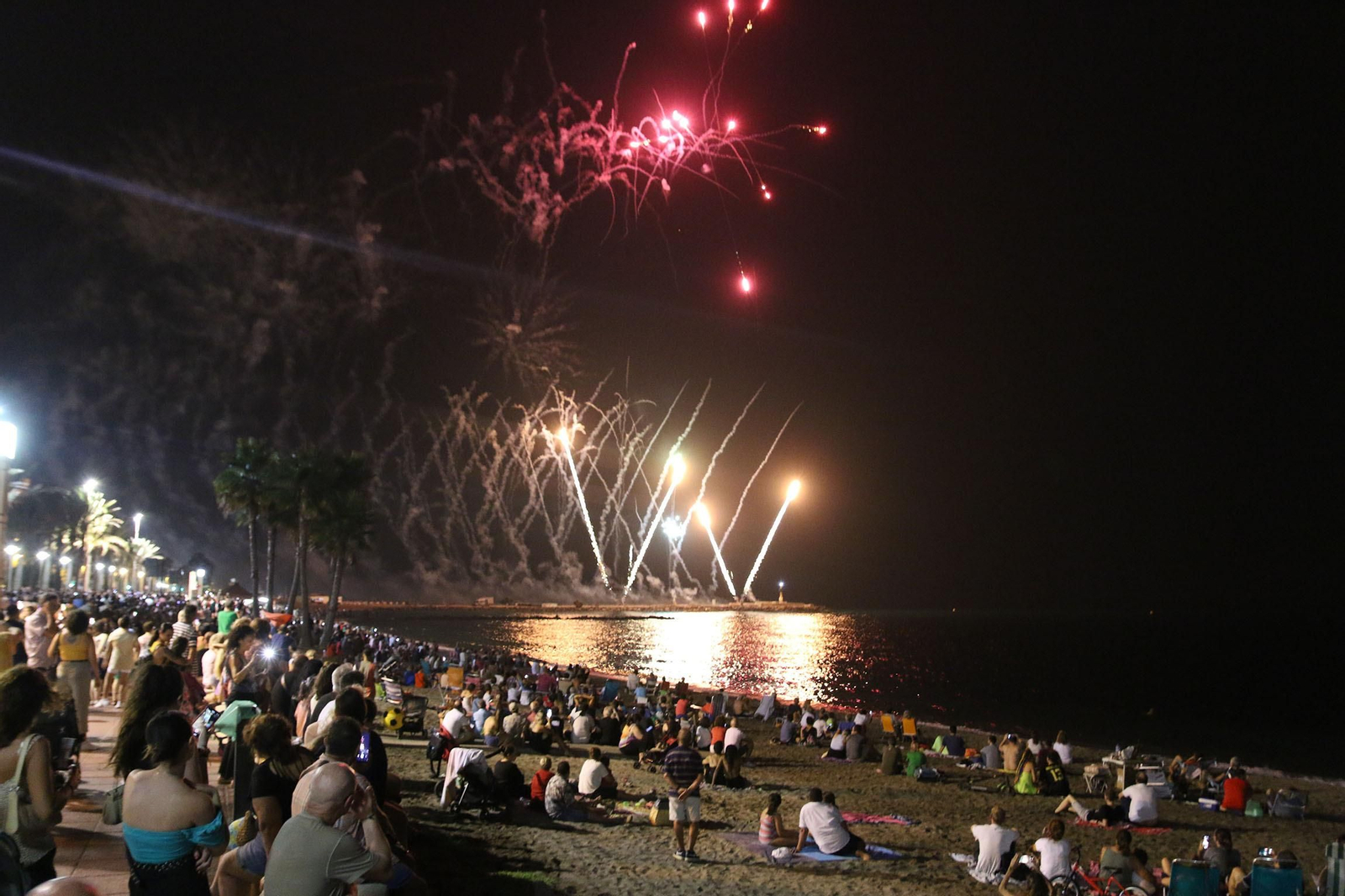 Las imágenes de los fuegos artificiales que han cerrado la Feria de Almería 2023