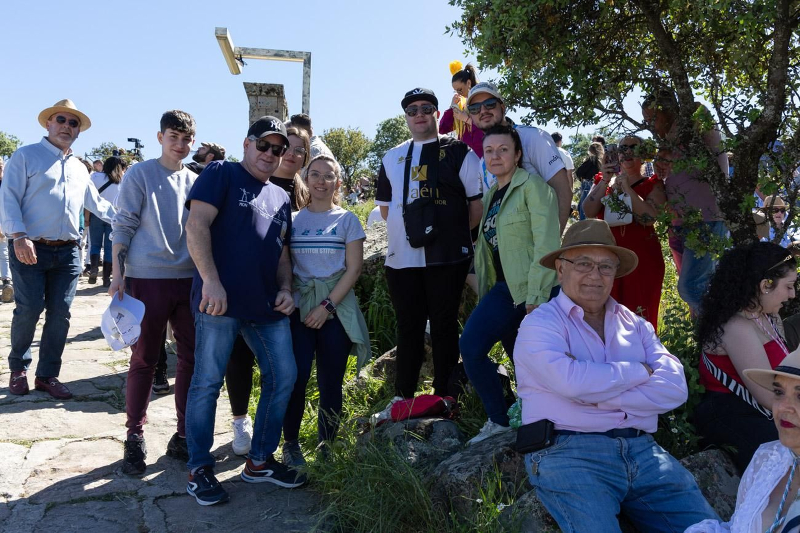 Miles de romeros acuden al encuentro de la Virgen de la Cabeza en su romería