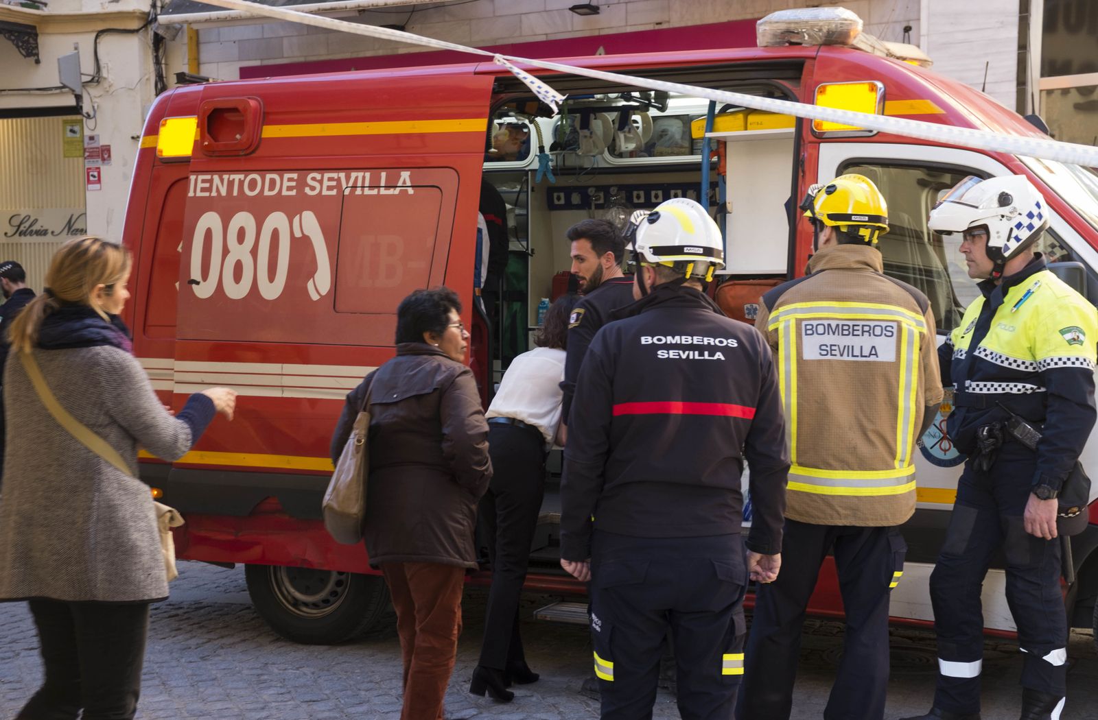 Imágenes del dispositivo de emergencias por las explosiones eléctricas en la calle Cuna