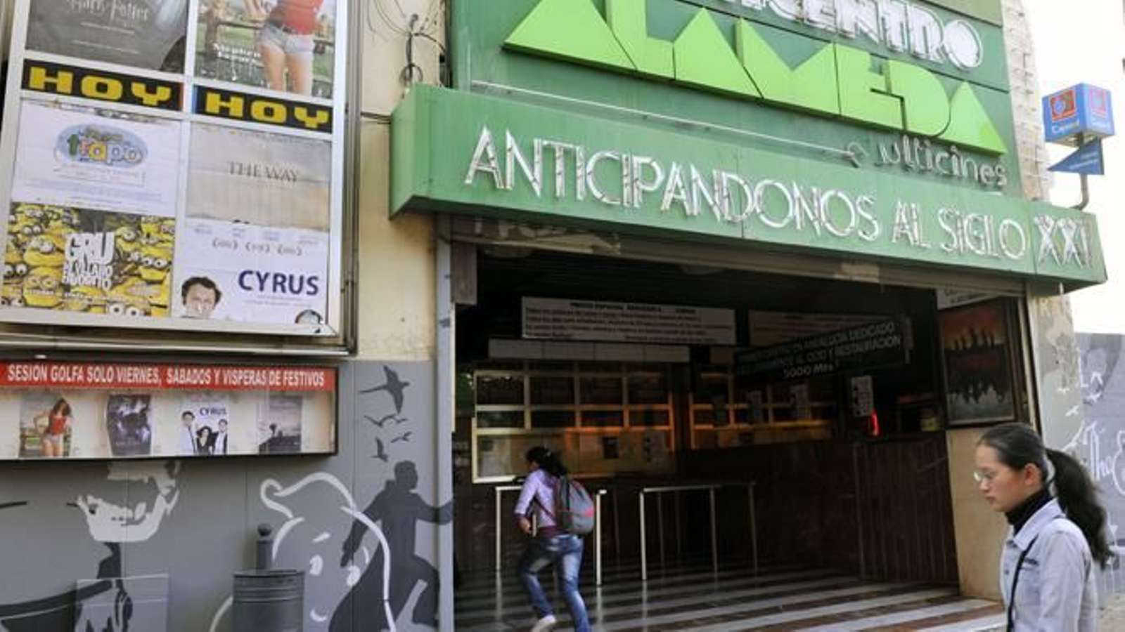 Las reconocible fachada del Alameda Multicines, en una imagen de archivo.