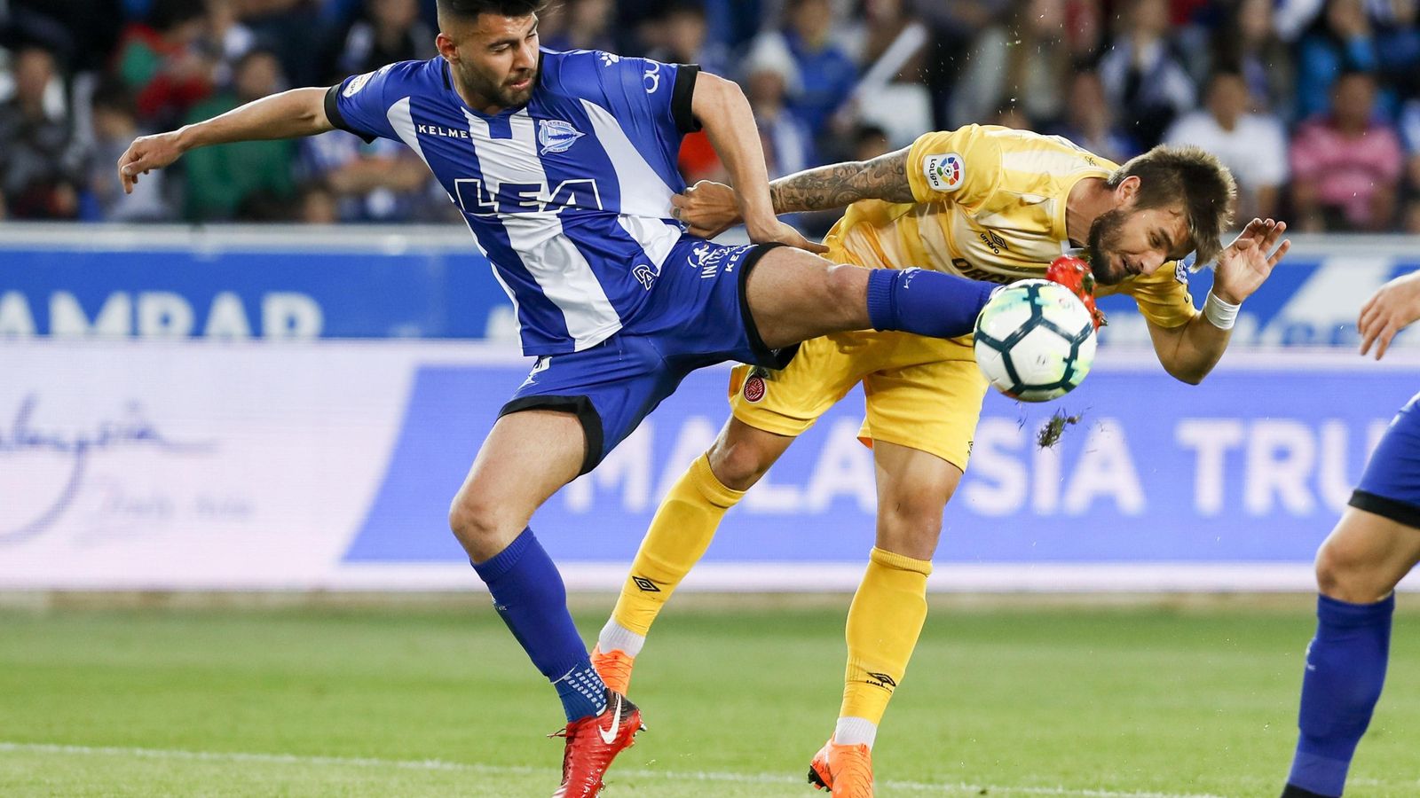 Duarte en un lance con Portu en la etapa de este en el Girona