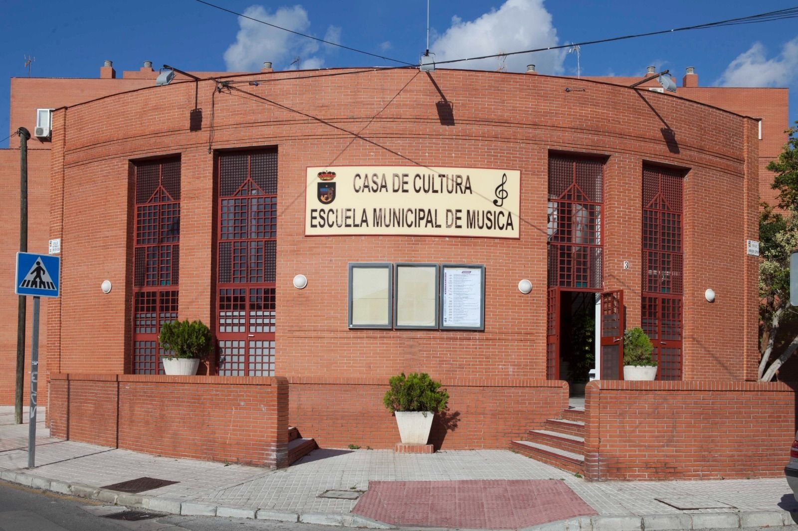 La fachada principal de la Escuela de Música de Torremolinos.