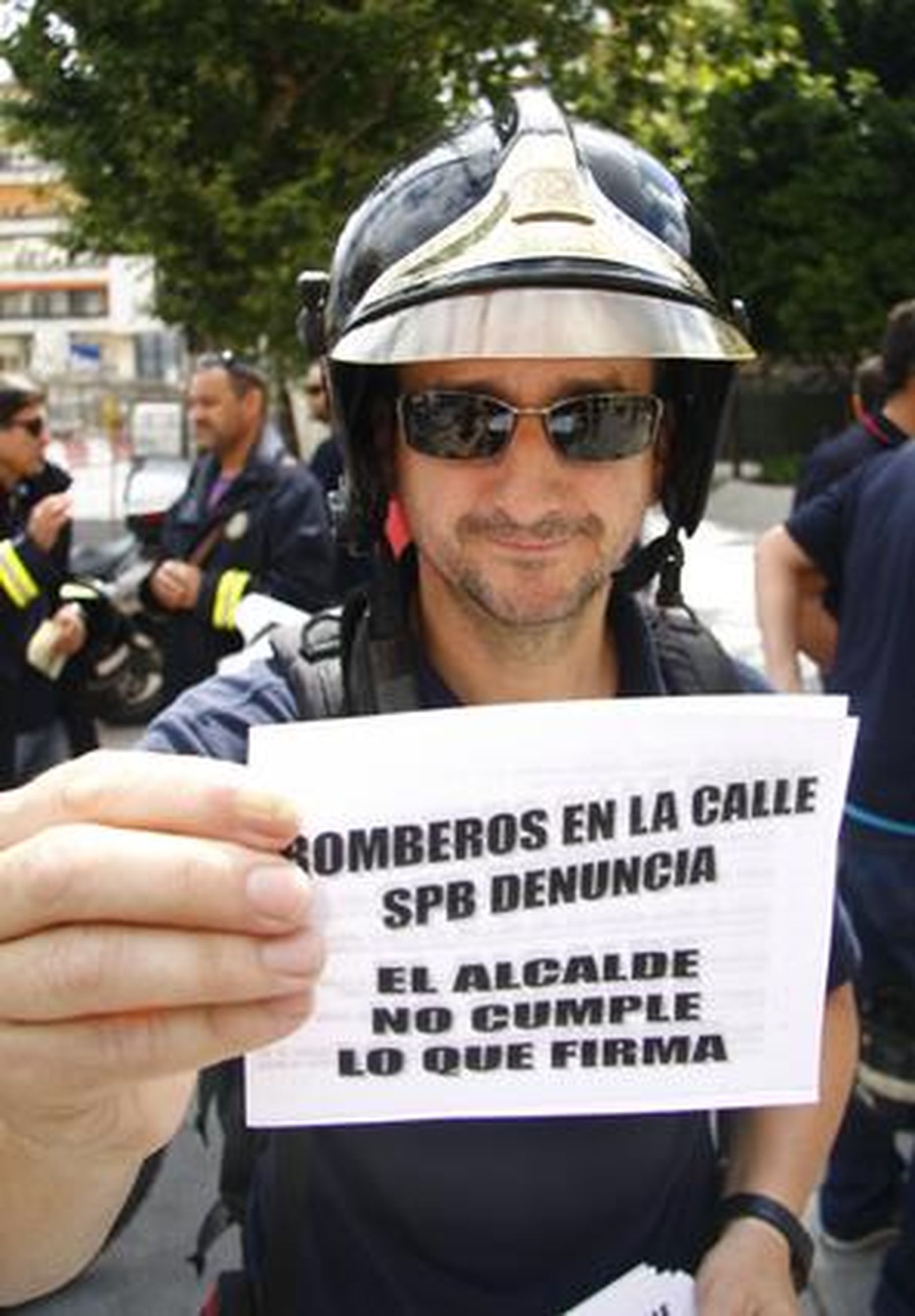 "El alcalde no cumple lo que firma", reza esta pegatina.

Foto: B. Vargas