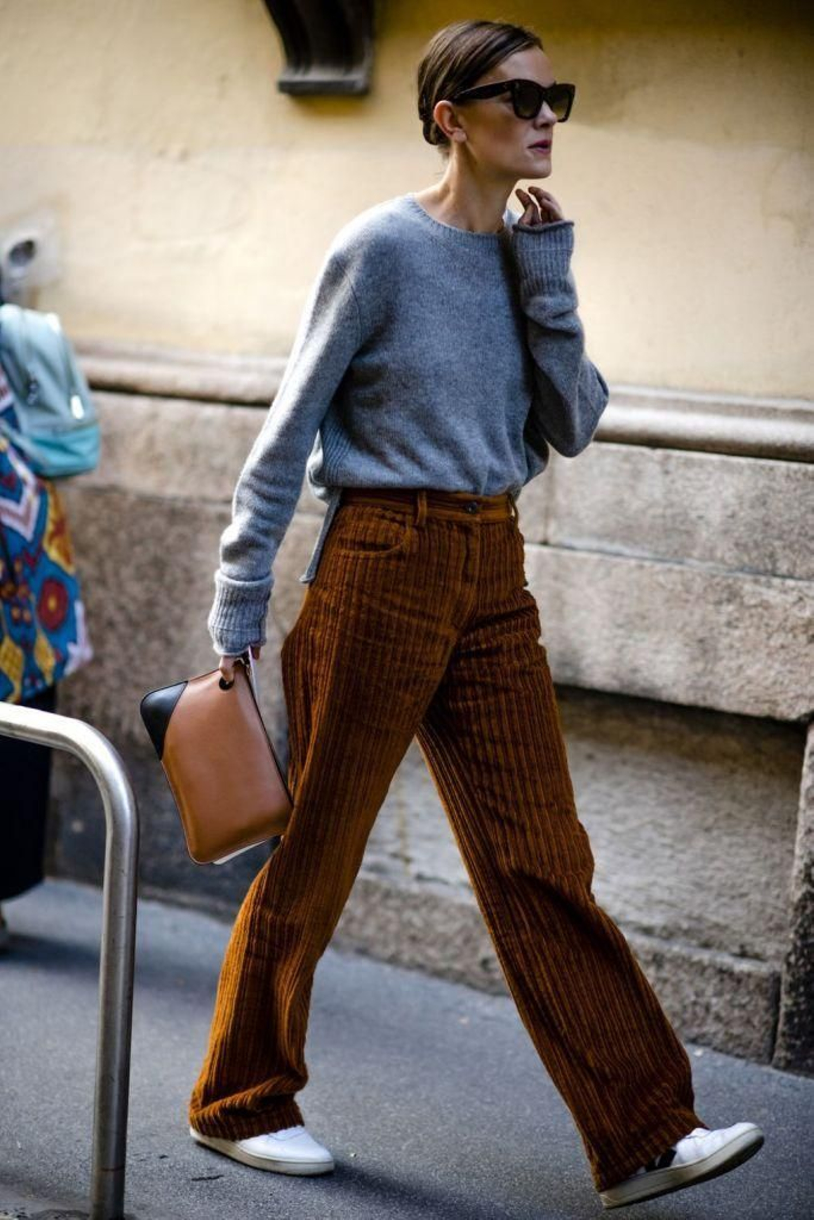 Look con pantalones de pana mostaza y jersey gris.