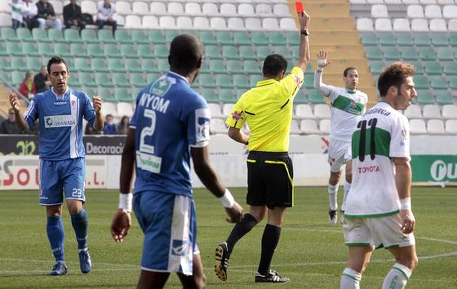 El Granada se trae un empate del estadio del Elche pese a jugar gran parte del partido con uno más (0-0). / LOF