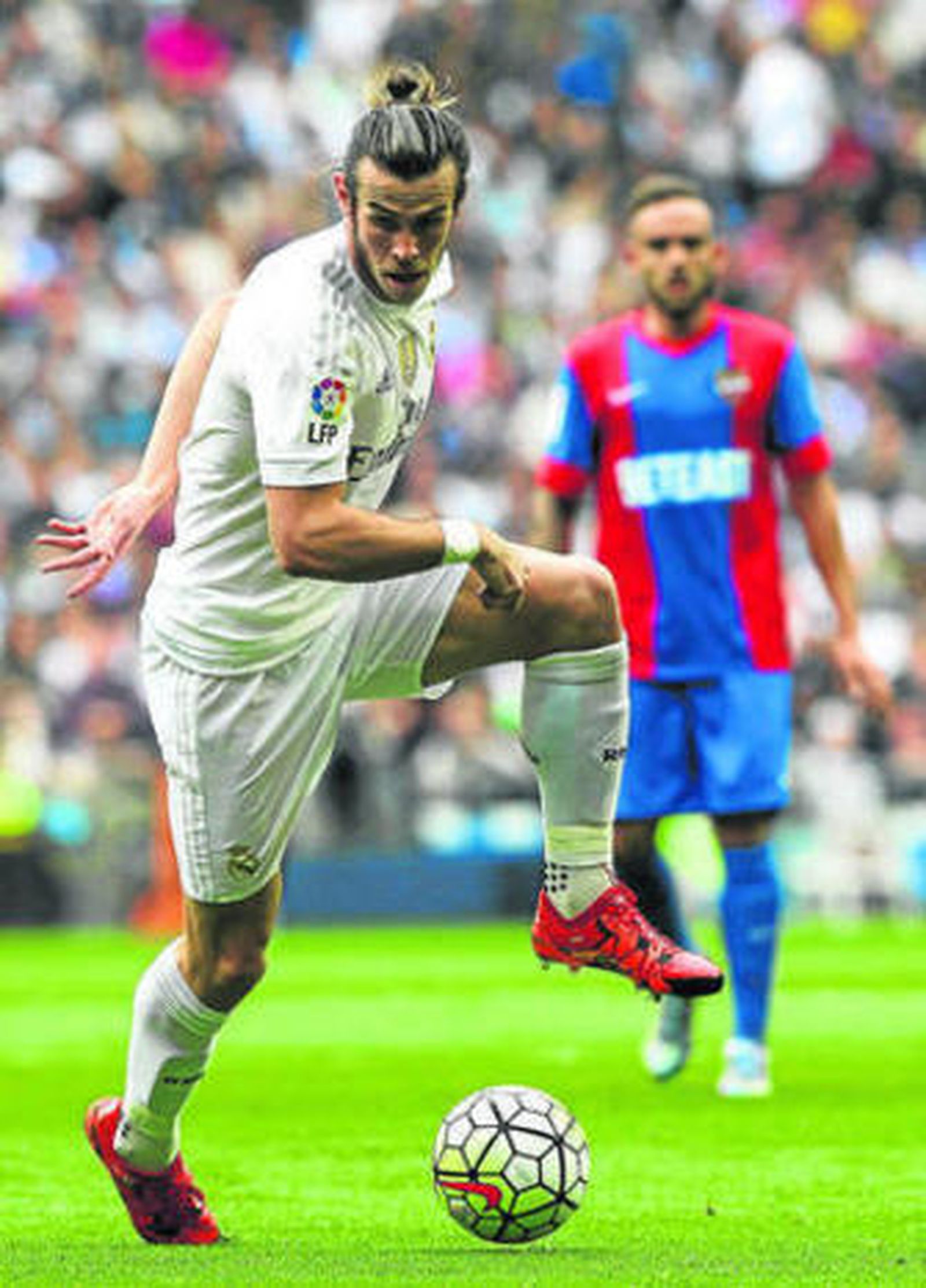 Gareth Bale controla la pelota en un momento del partido.