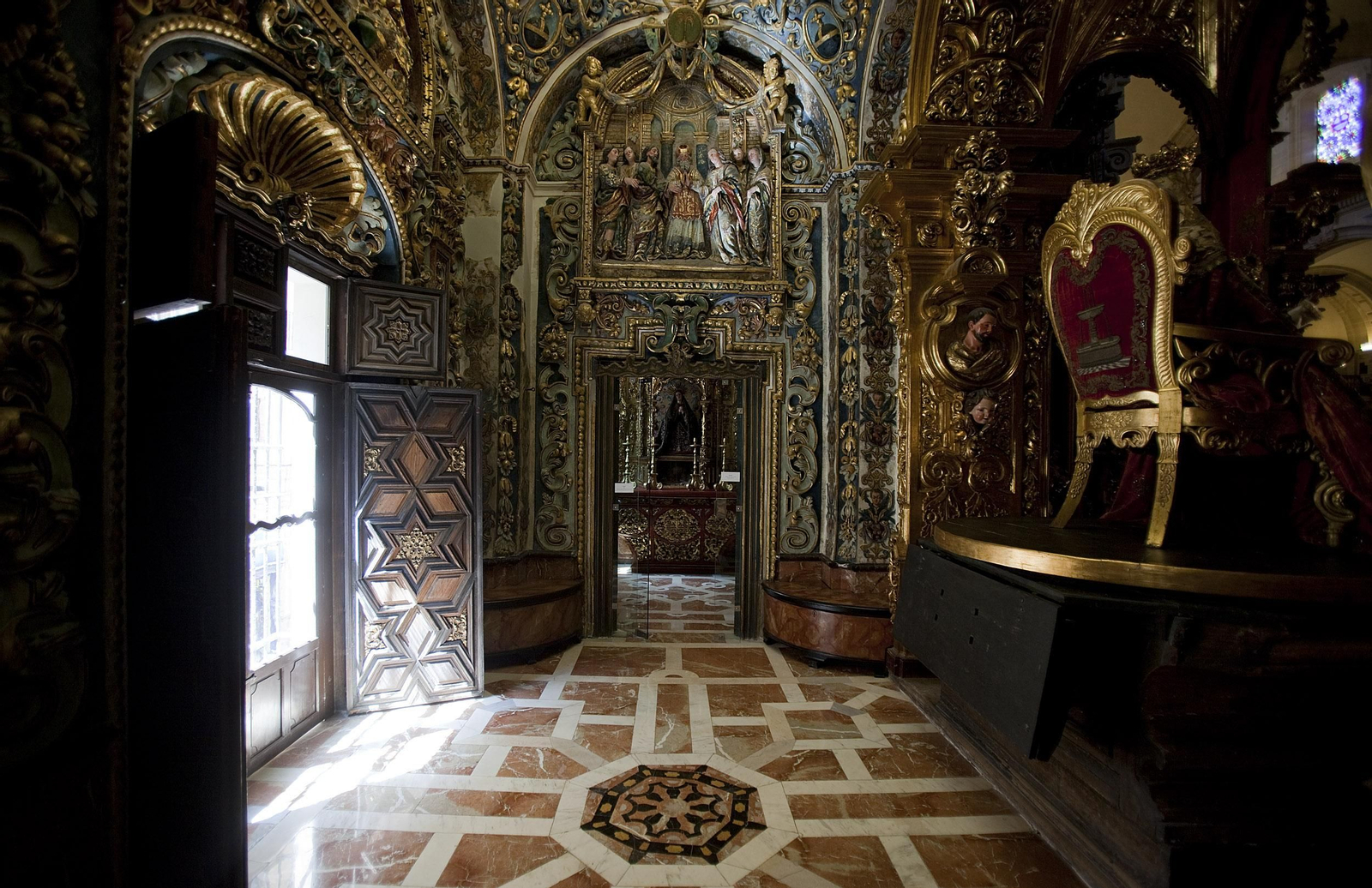 El fabuloso camarín de la Virgen de las Aguas del Salvador.