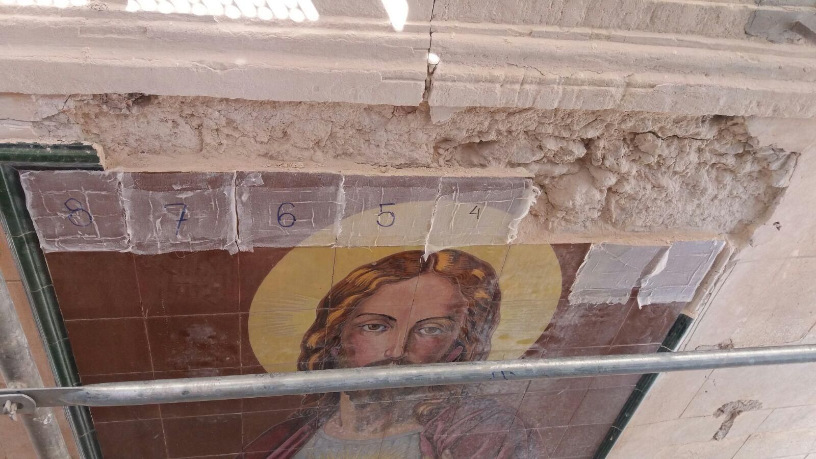 Momento en el que los especialistas estaban retirando el azulejo del Sagrado Corazón del Ayuntamiento.