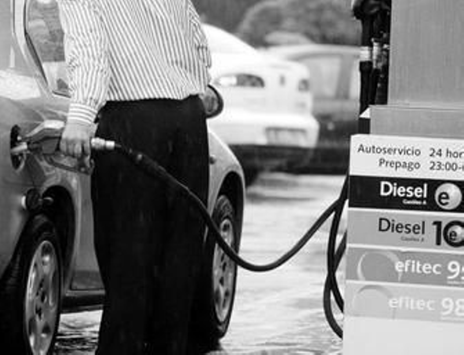 Un usuario reposta en una estación de servicio.