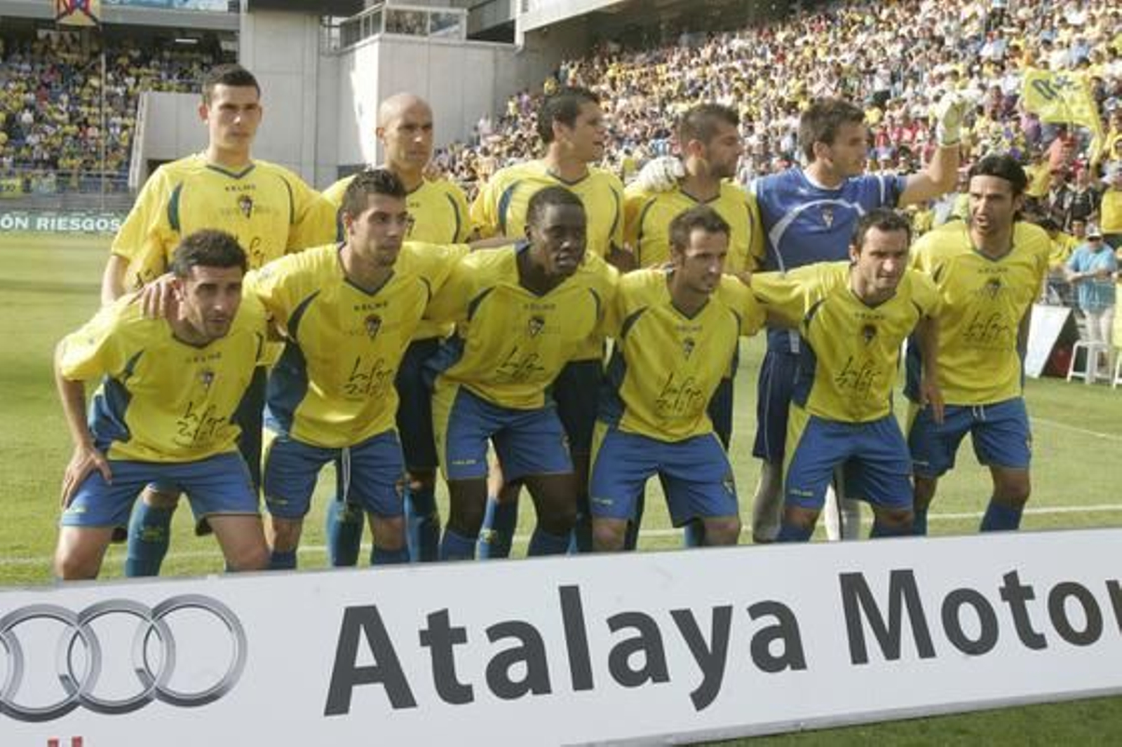 El once inicial del Cádiz posa para la foto ante los medios. 

Foto: Jesus Marin