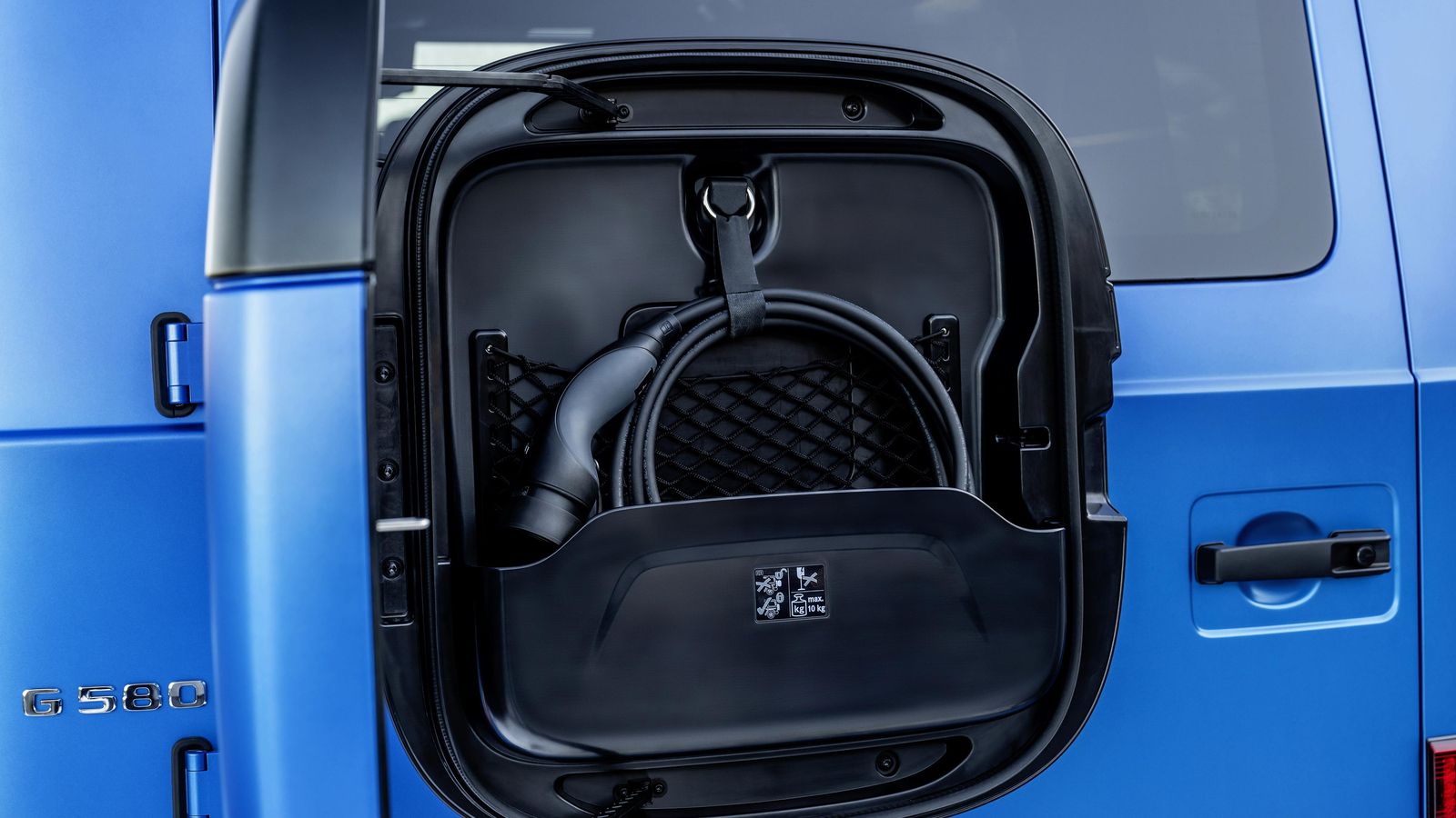 La rueda de emergencia es reemplazada por un cajón que, con su forma aproximada, sirve para almacenar los cables de carga.