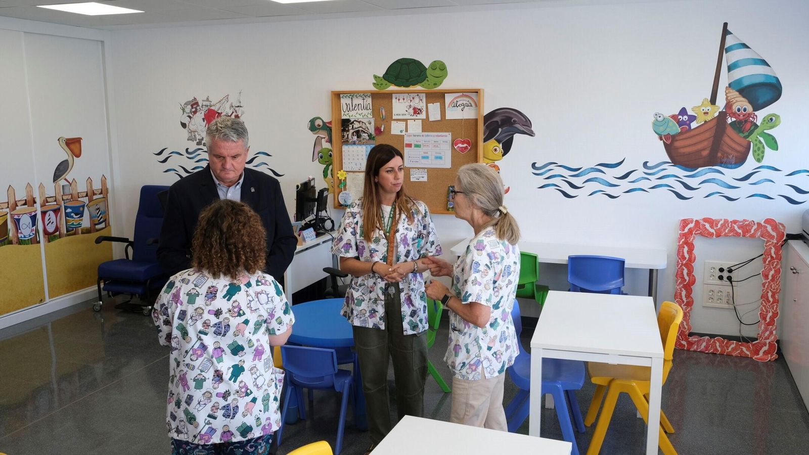 El delegado de Salud junto a las docentes del aula.