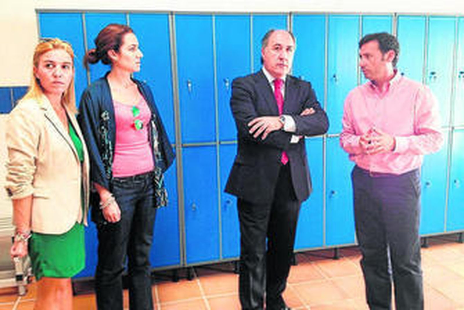 Pajares, Conesa, Landaluce y Rodríguez durante la visita a los vestuarios.