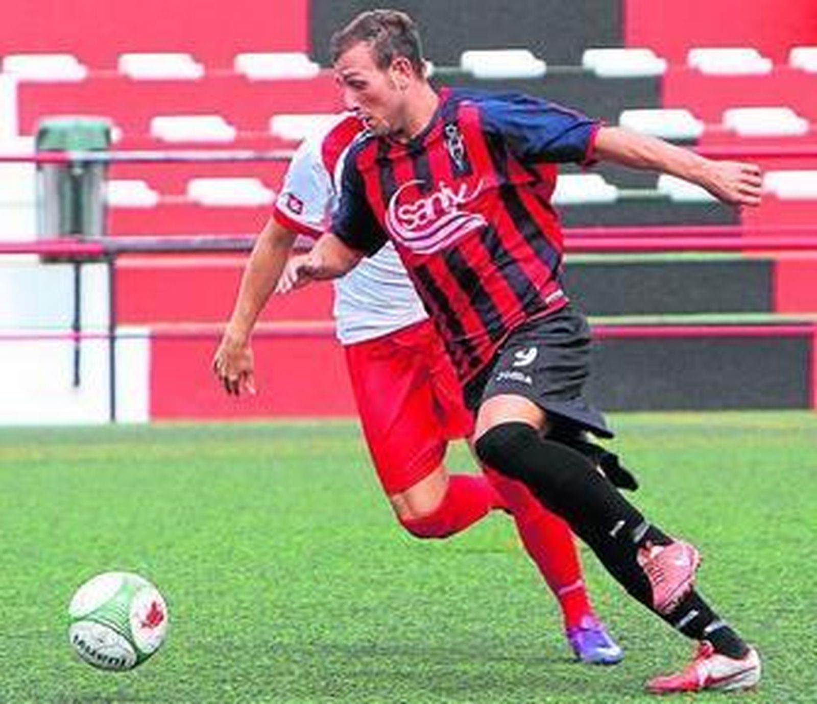 El conileño Dani Ureba se escapa en un partido de esta campaña.