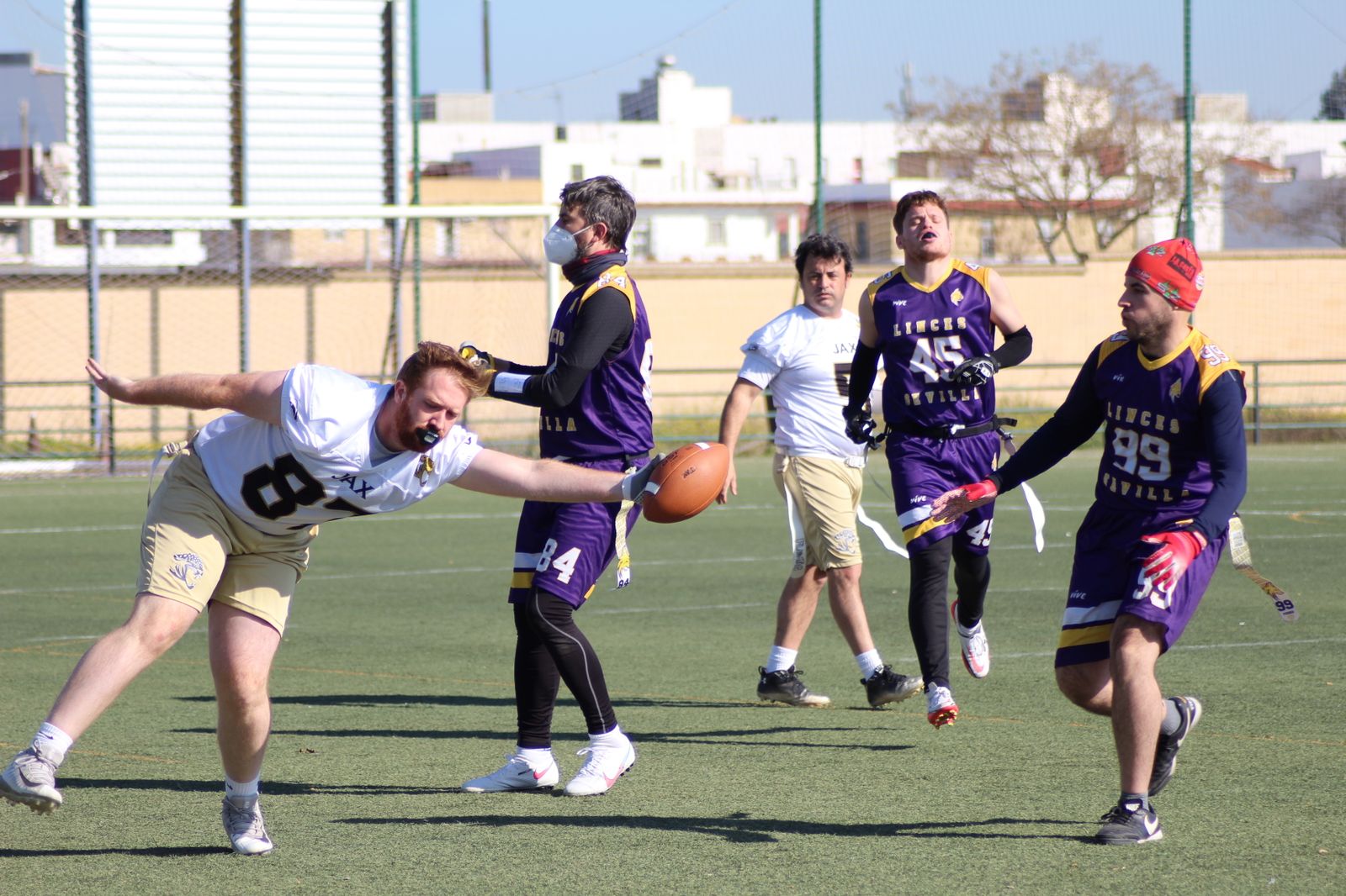La defensa de Sevilla Linces intenta parar a un jugador rival.