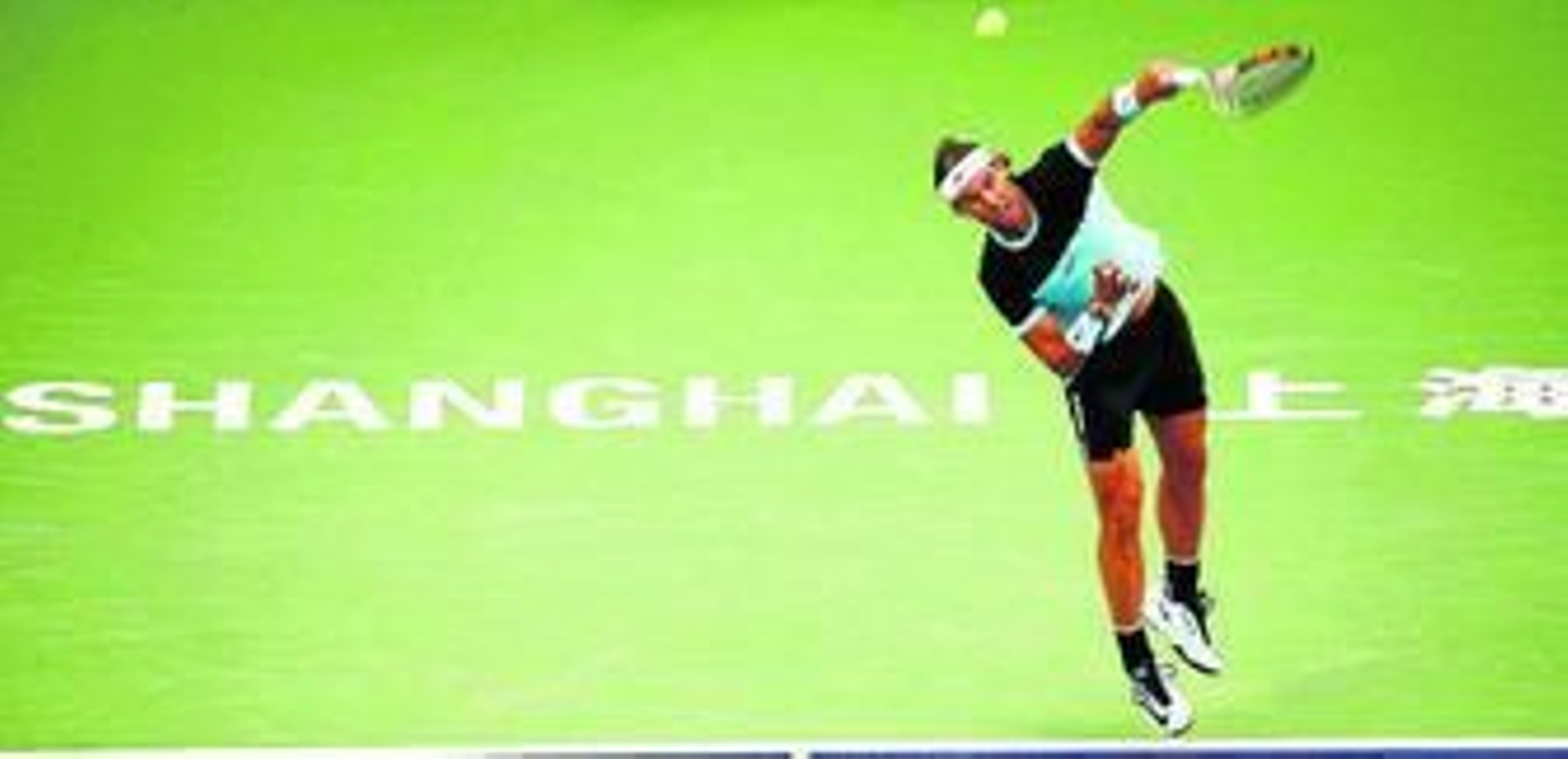 Nadal realiza un saque durante su encuentro ante Wawrinka.
