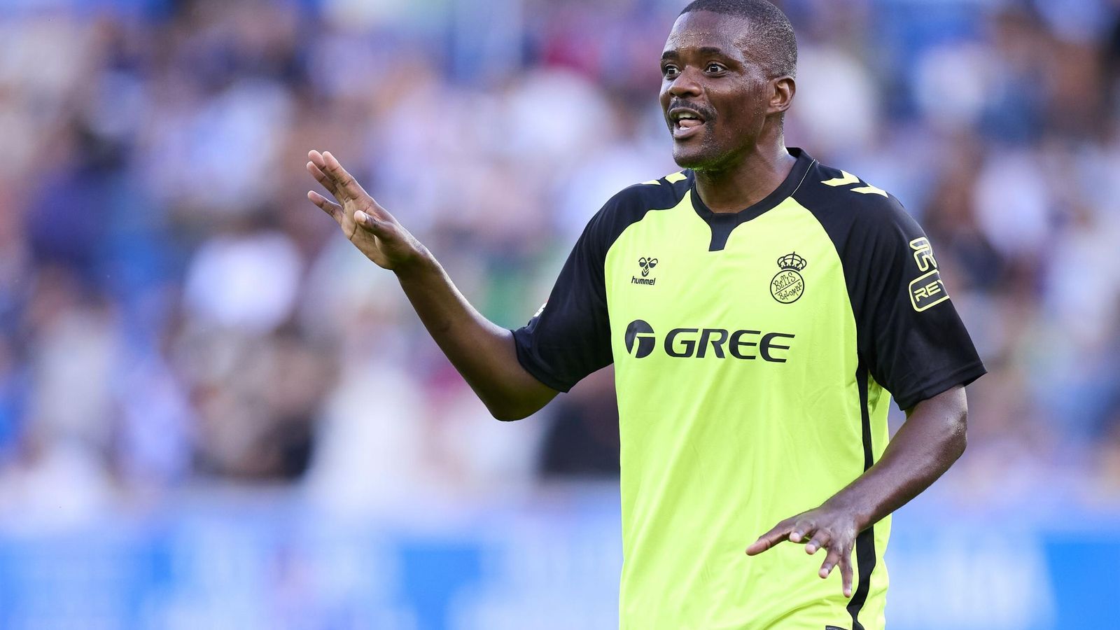 William Carvalho da indicaciones durante el partido.