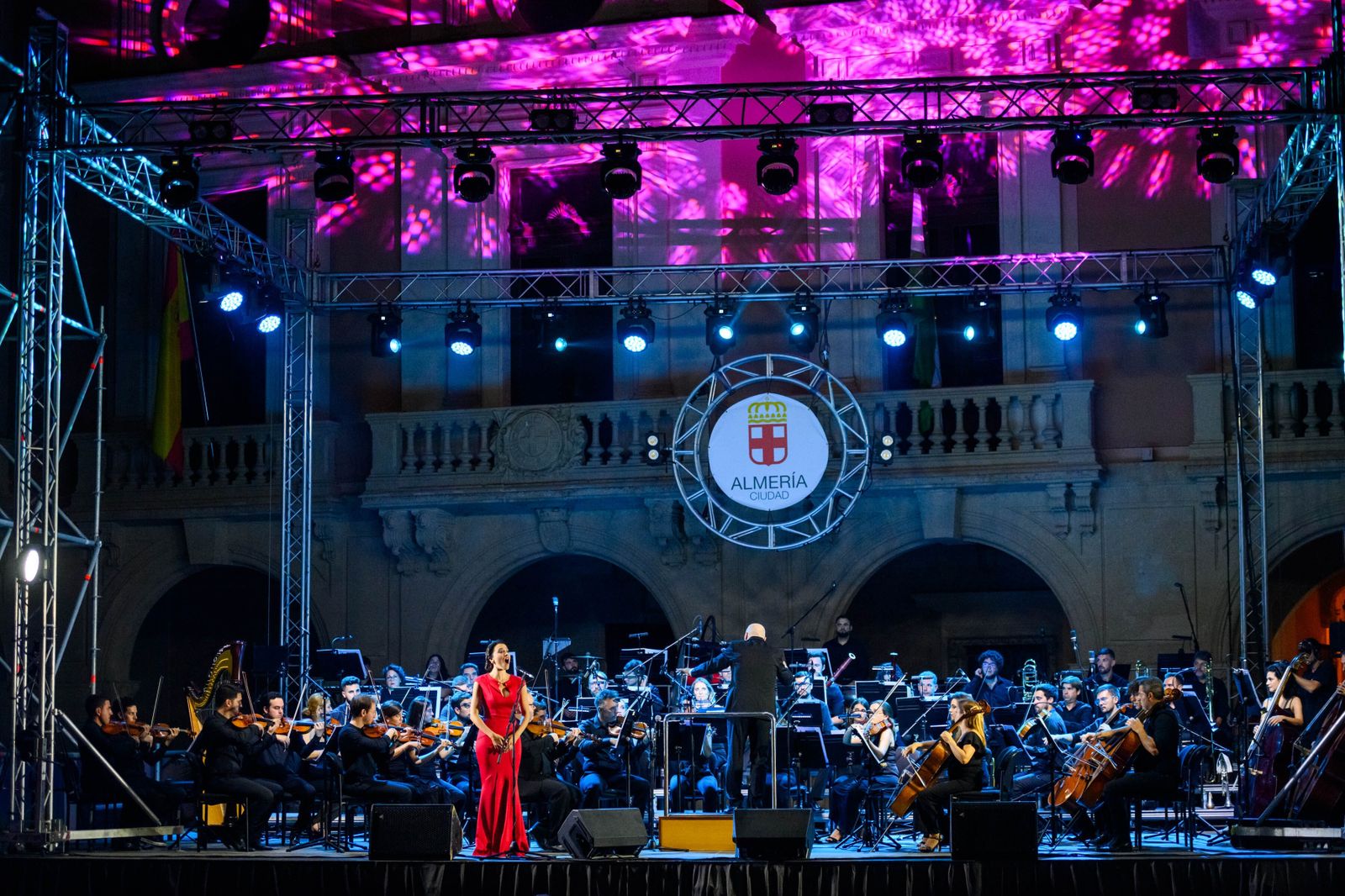 La OCAL contó con la participación de la soprano Leonor Bonilla en su concierto en la Plaza Vieja.