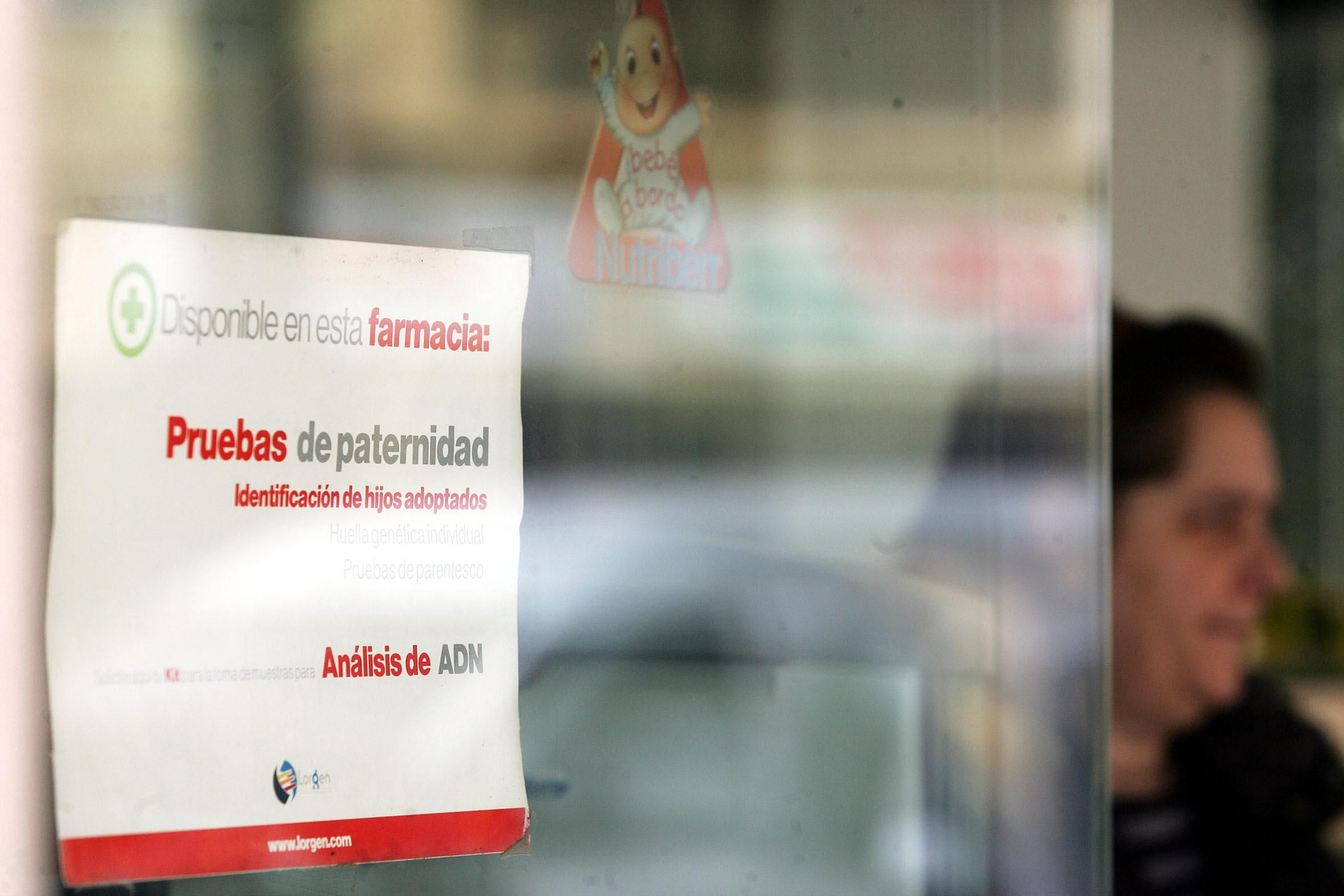 Un cartel de una farmacia donde se hacen pruebas de paternidad.