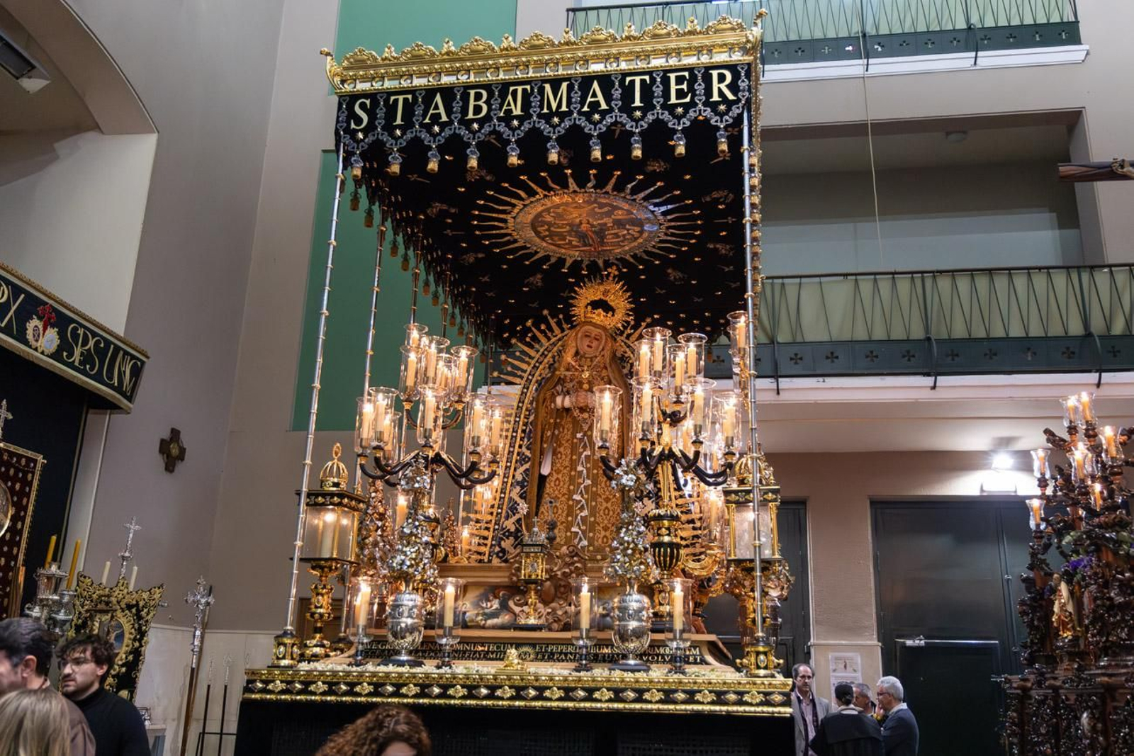 La temida lluvia impide el desarrollo normal de este Martes Santo