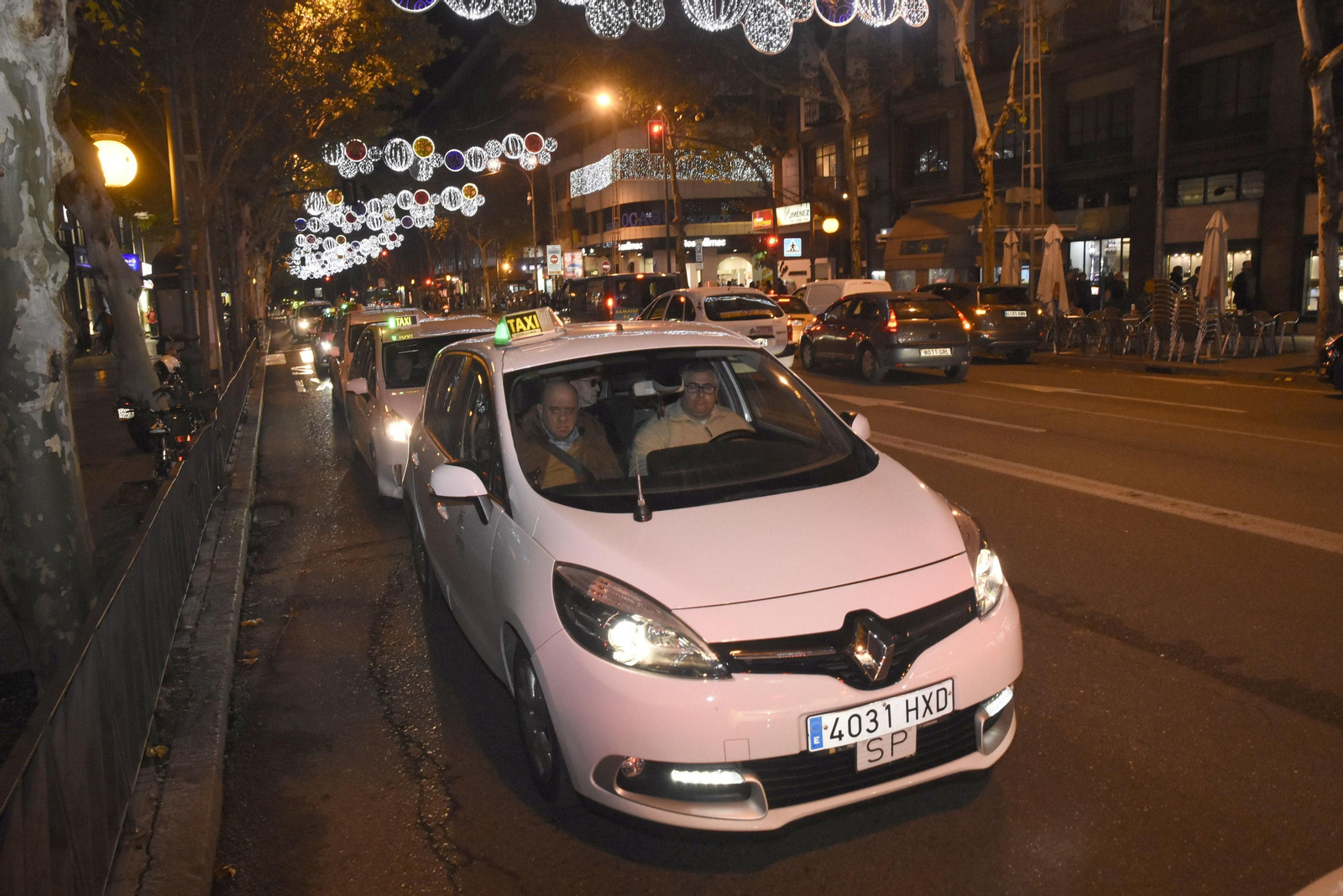 Un taxi transita por el centro de la ciudad.