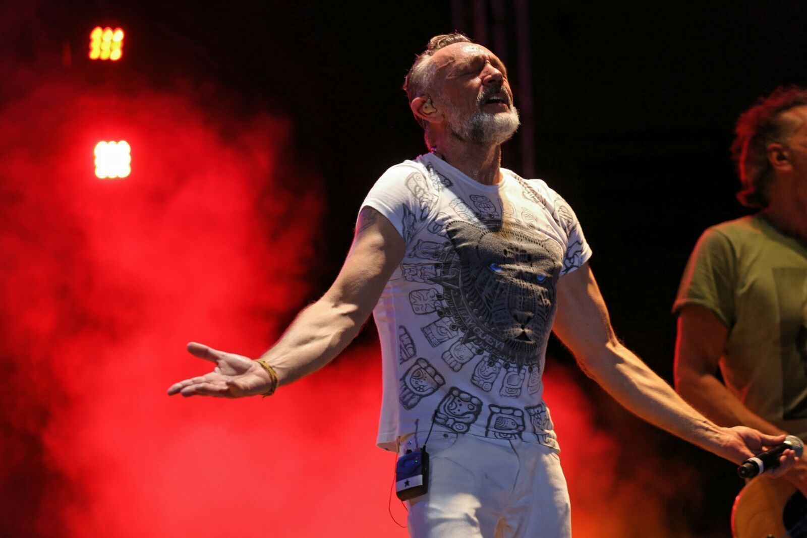 Rafa, el cantante de La Unión, demostró que sigue estando en plena forma.