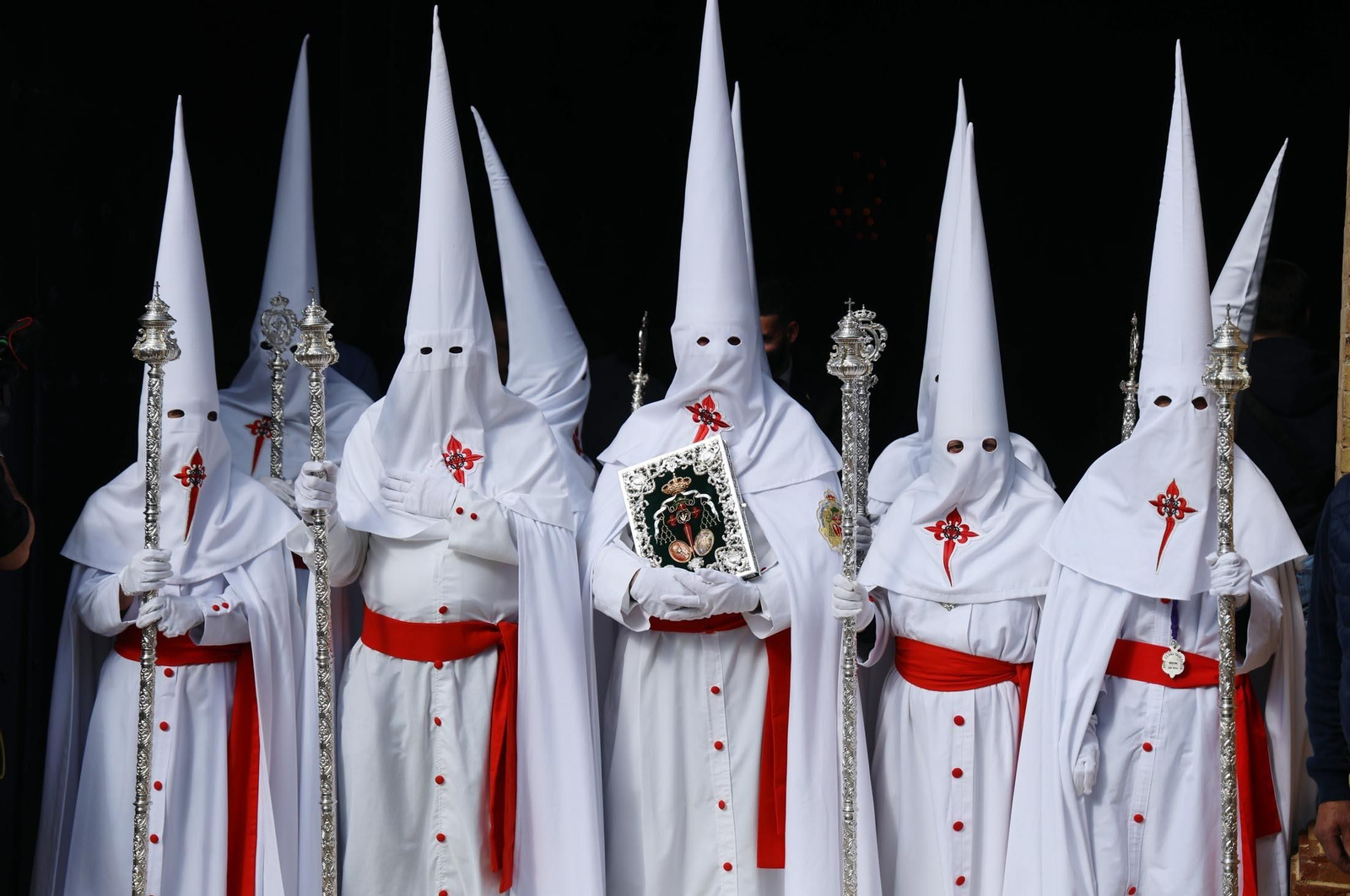 Las mejores imágenes del Lunes Santo en Huelva: Hermandad de las Tres Caídas