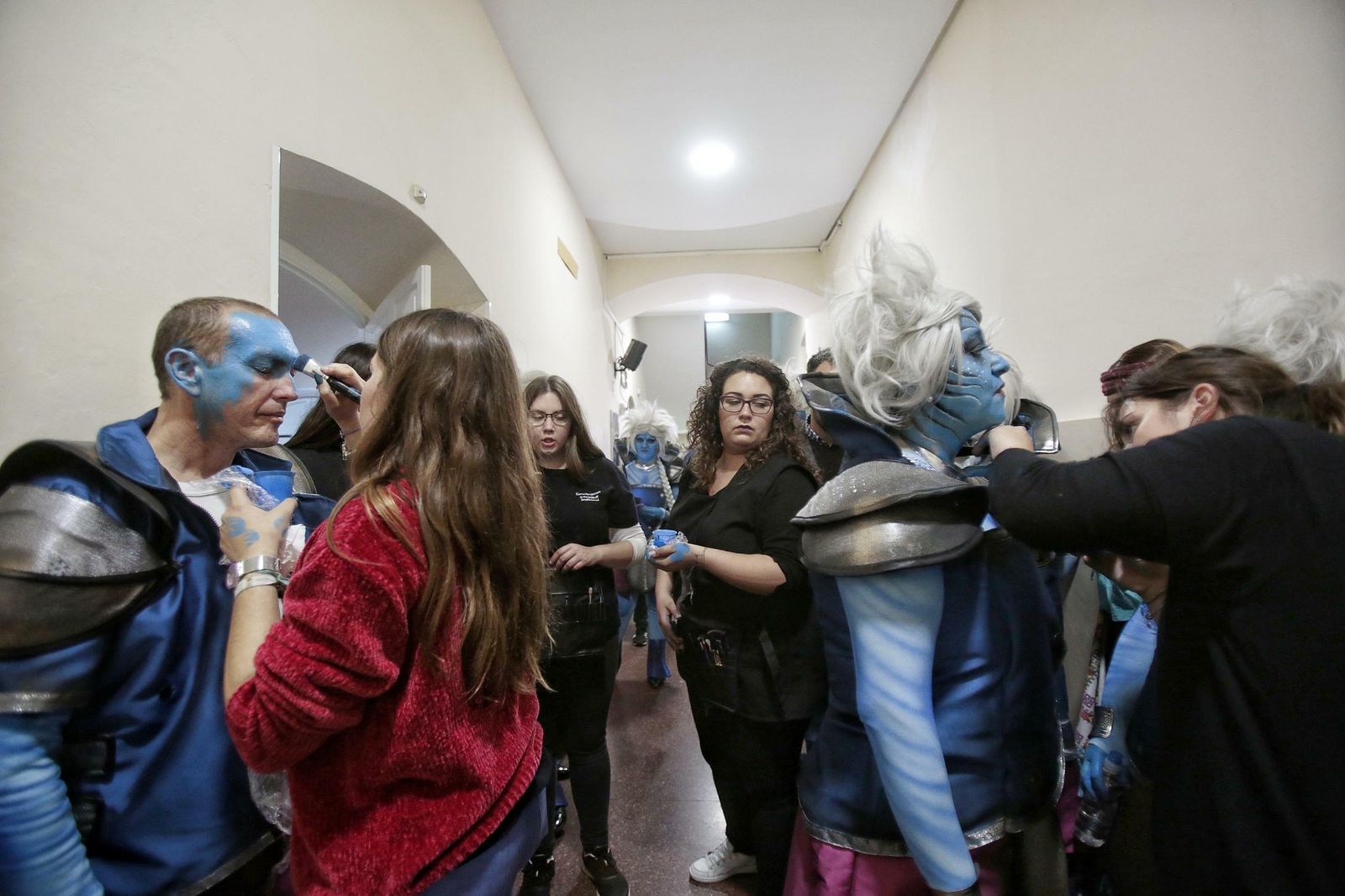 Componentes del coro 'Gadiz' retocando el maquillaje.