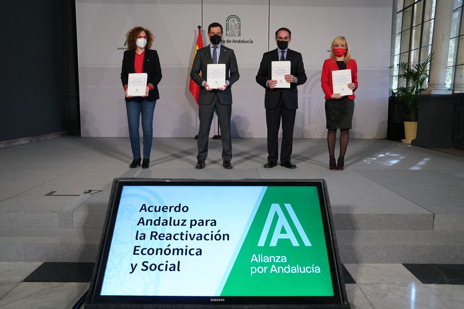 El presidente de la Junta de Andalucía, Juanma Moreno, junto a la secretaria general de CCOO en Andalucía, Nuria López, el presidente de la CEA, Javier González de Lara, y la secretaria general de UGT Andalucía, Carmen Castilla, tras la firma del Acuerdo para la Reactivación Económica y Social de Andalucía  en San Telmo.