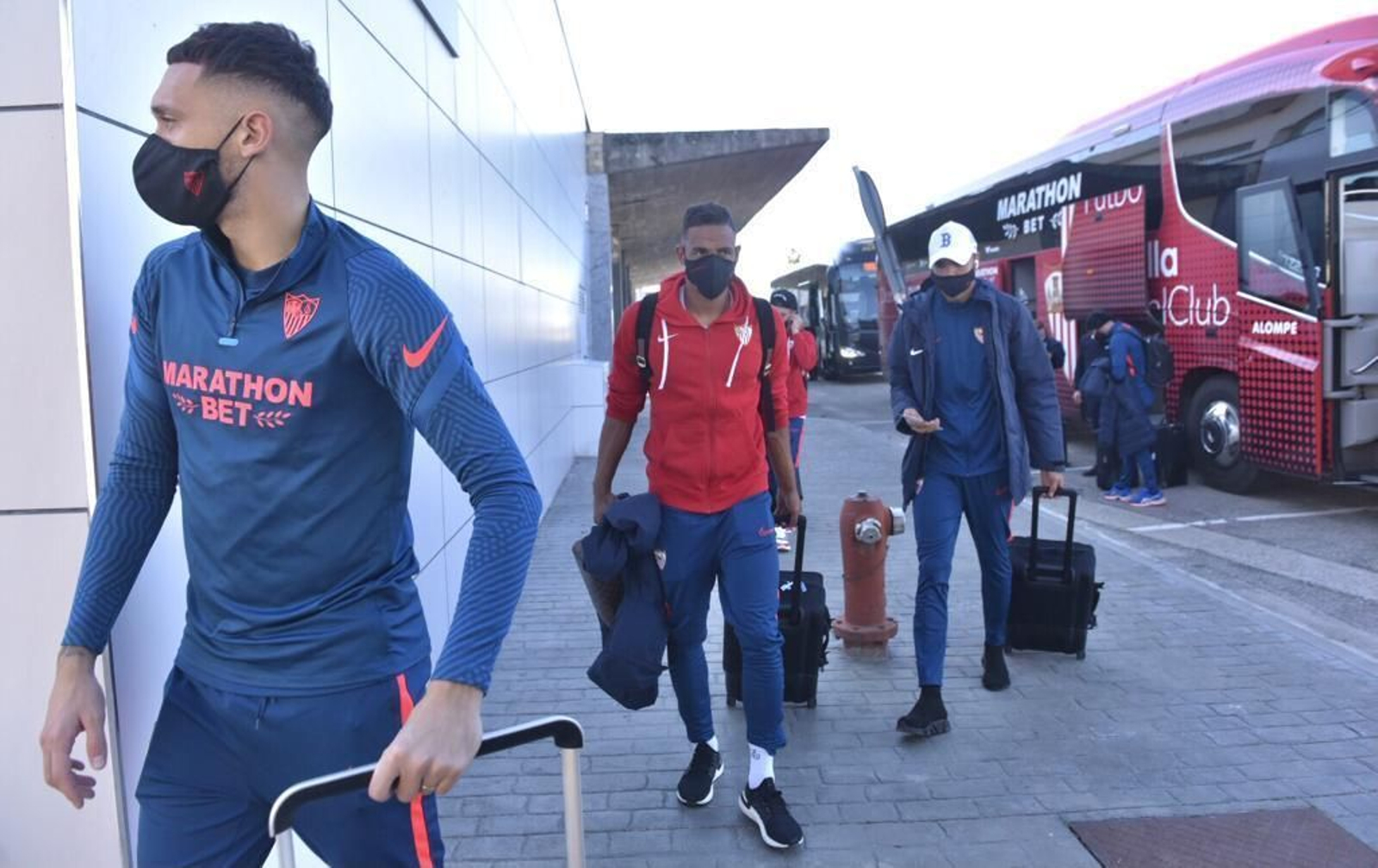 Ocampos, Fernando y En-Nesyri se dirigen a la terminal ejecutiva del aeropuerto de San Pablo.