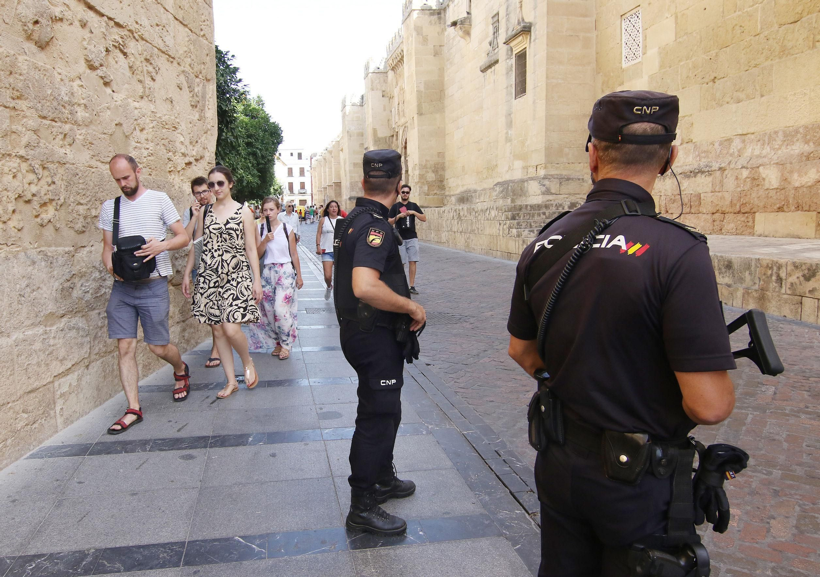 Una patrulla de la Policía Nacional vigila el entorno de la Mezquita. Una patrulla de la Policía Nacional vigila el entorno de la Mezquita.