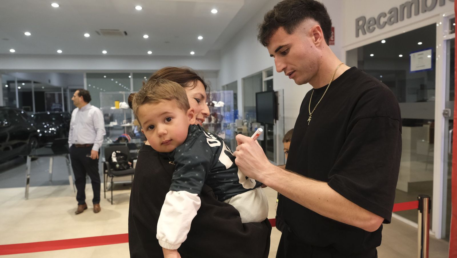 La firma de autógrafos de Jon Morcillo y Miguel de la Fuente en Automotor Costa BMW