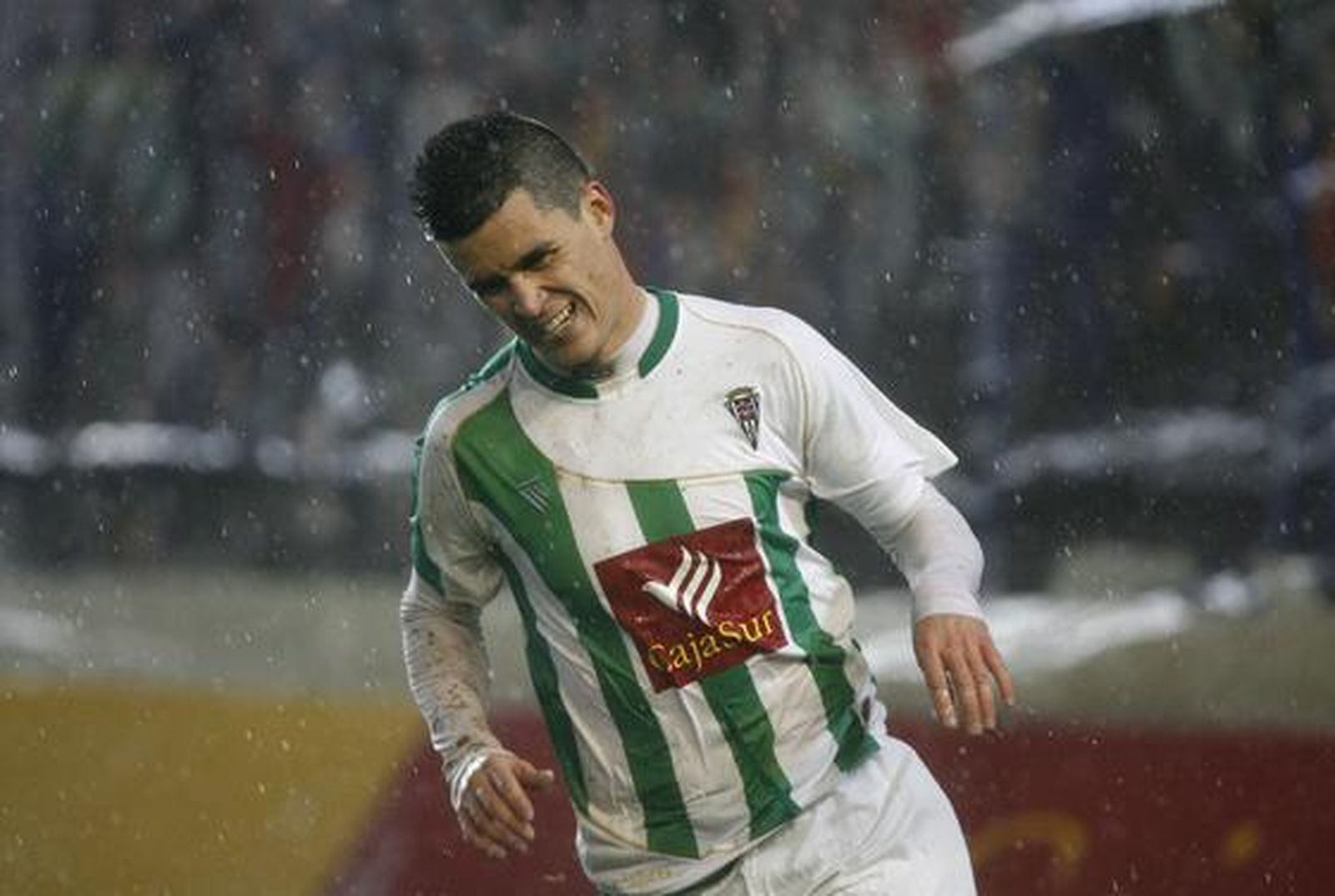 El Córdoba vence al Valladolid 1-0 bajo un diluvio en el Arcángel. / José Martínez
