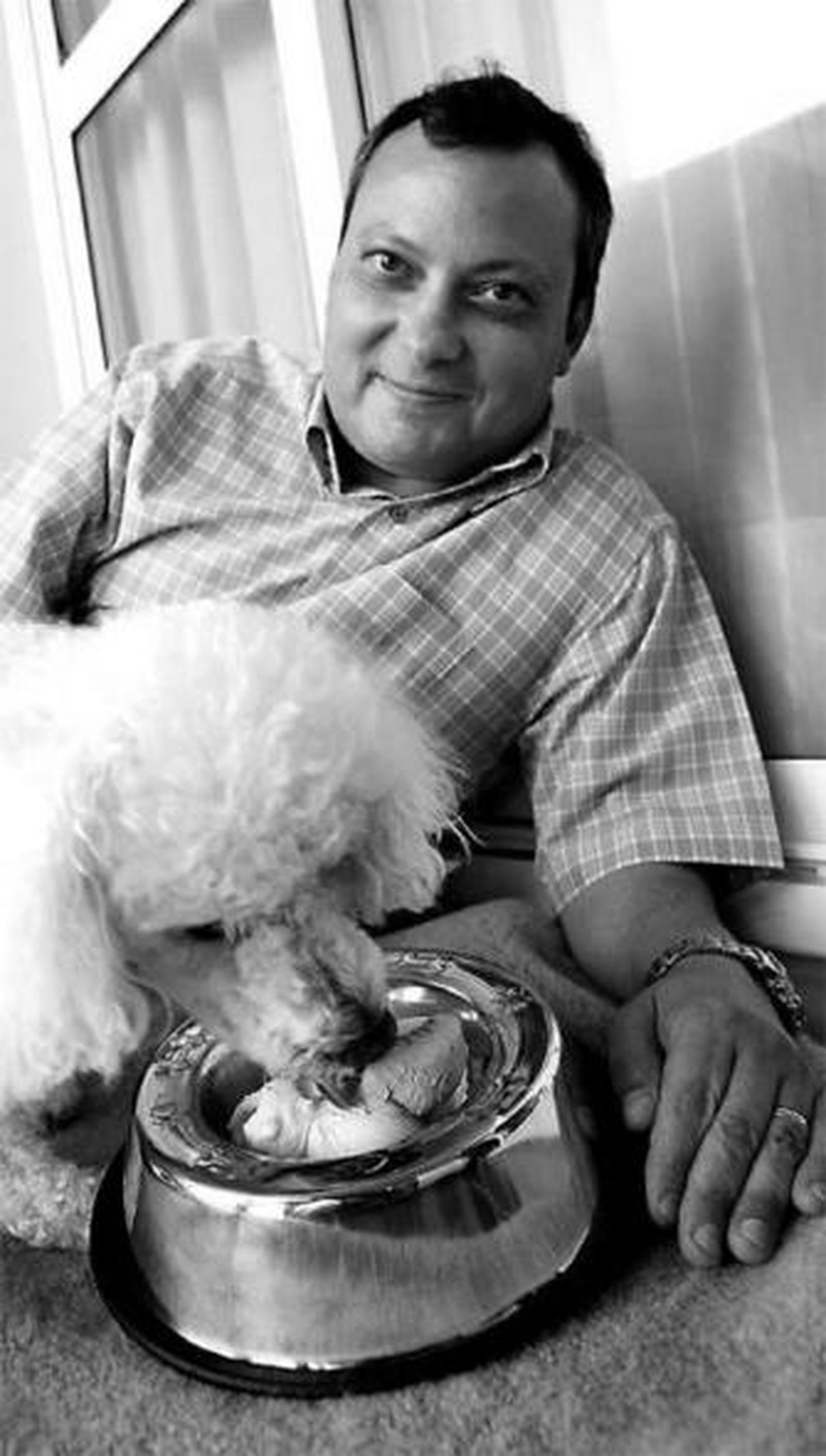 Miguel López junto a su mascota, que degusta uno de sus helados.