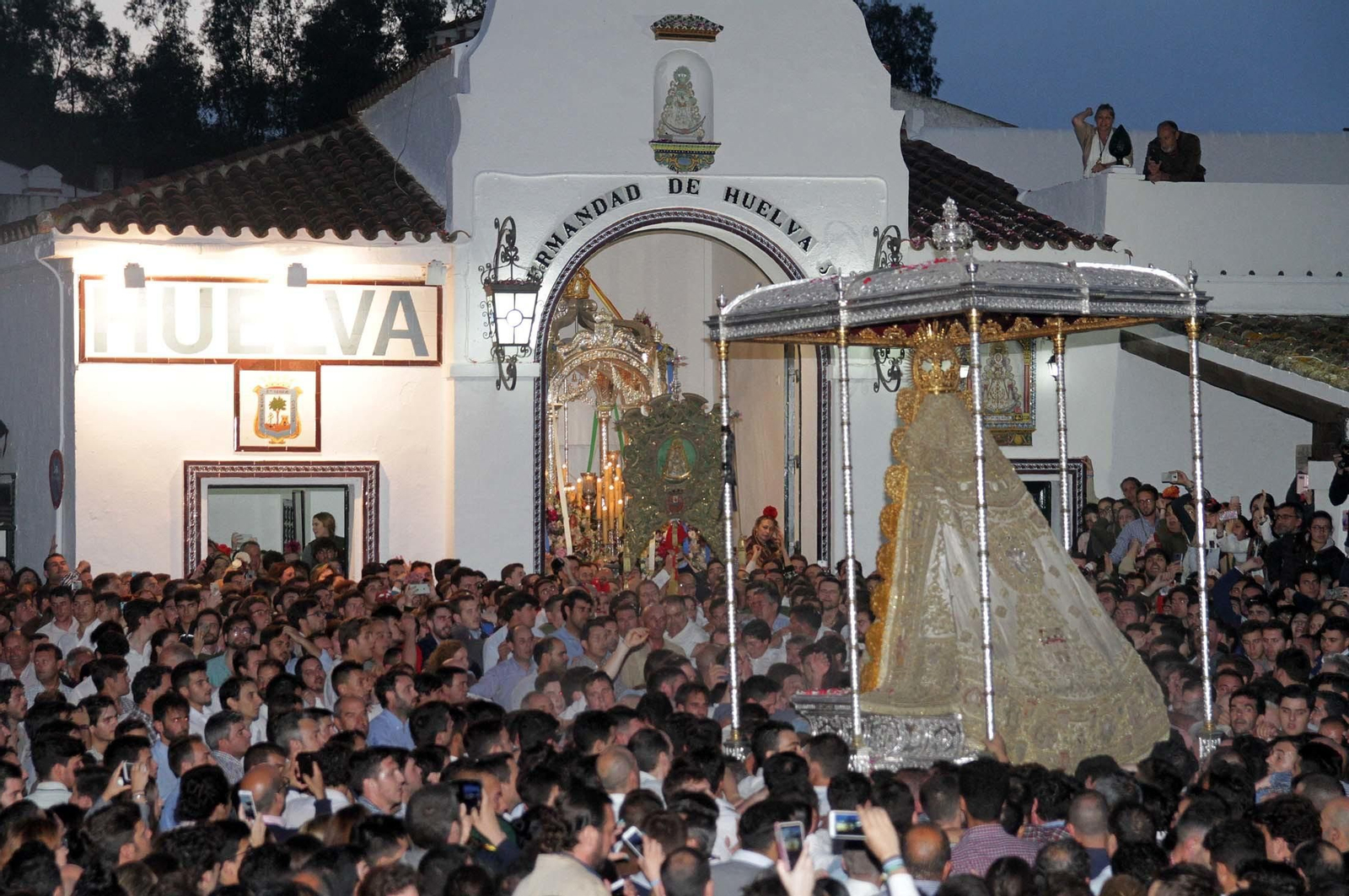 Las imágenes de la procesión de la Virgen del Rocío por la aldea en el Lunes de Pentecostés