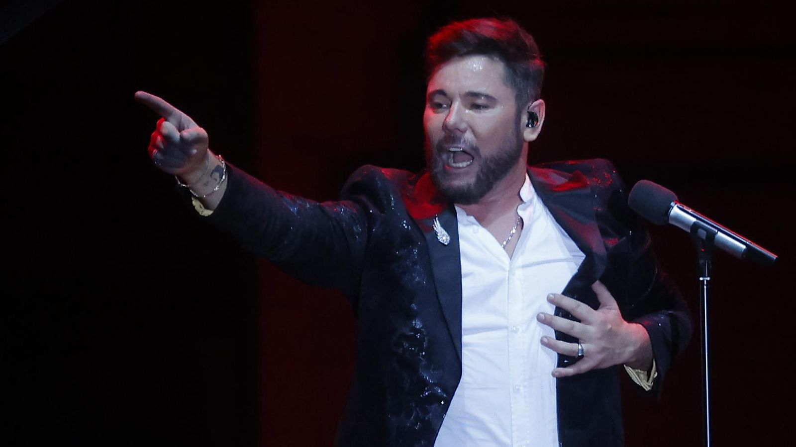 Miguel Poveda durante su actuación en la Plaza de España.