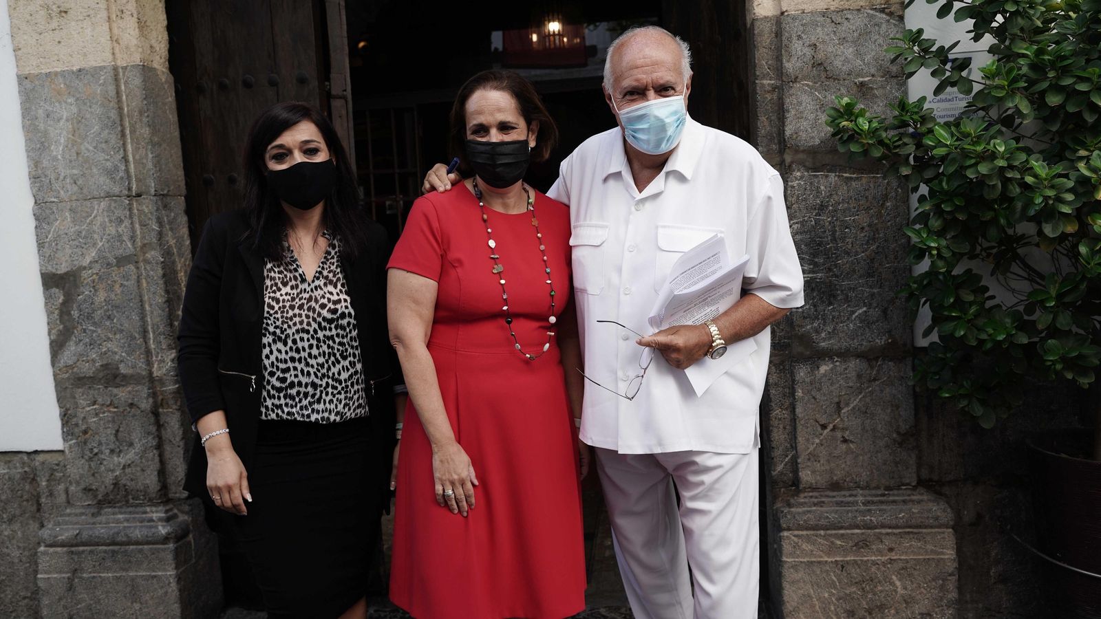 Antonia Alcántara, Blanca Torrent y José Luis Moreno, en la entrada de los baños Hamman.