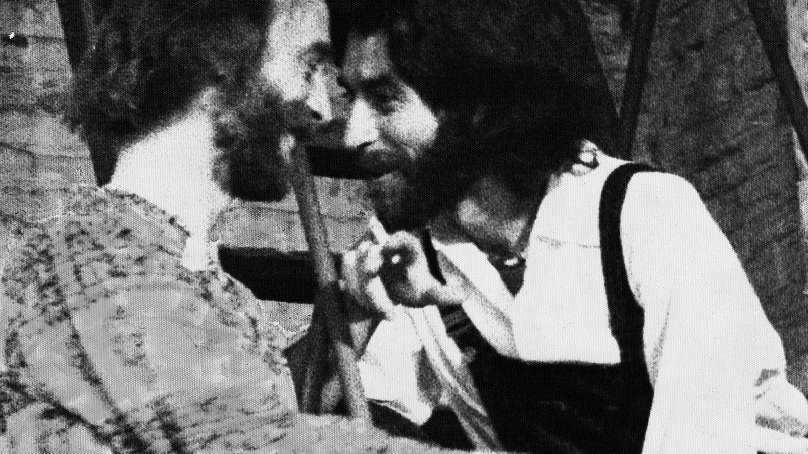 Javier Krahe y Joaquín Sabina en la época de La Mandrágora. Javier Krahe y Joaquín Sabina en la época de La Mandrágora.