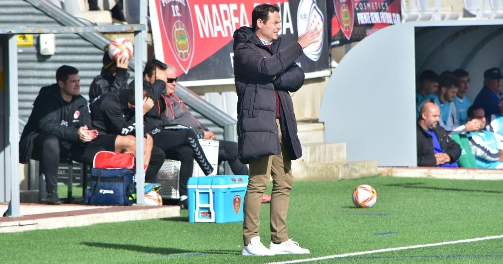 Juanmi Puentenueva da órdenes durante un partido.