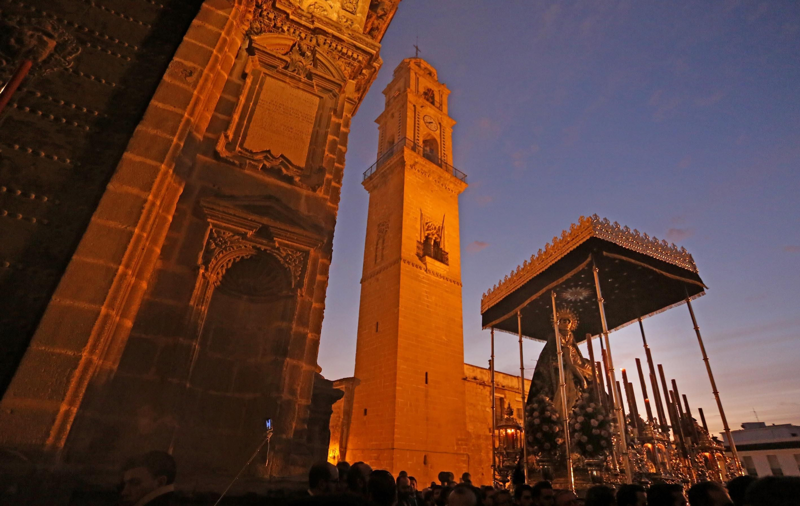 Imágenes del Via Crucis de las Hermandades
