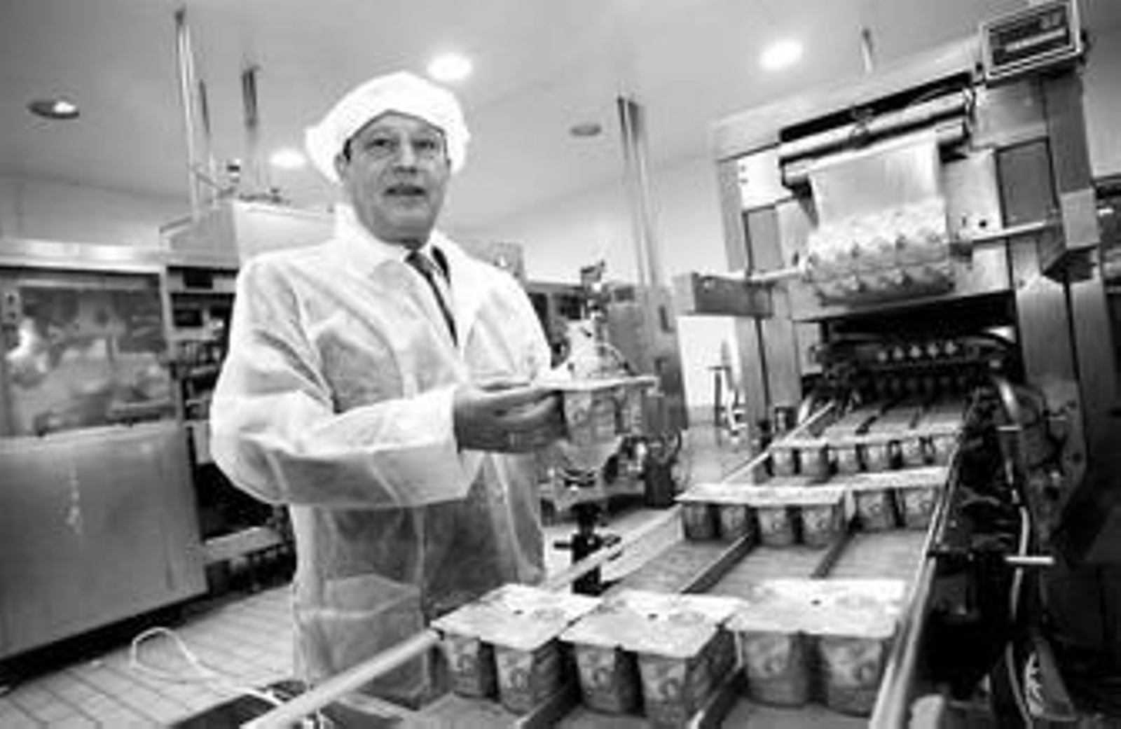 Antonio Martín Criado, propietario de la empresa, posa con unos yogures en la planta de La Vega en Antequera.
